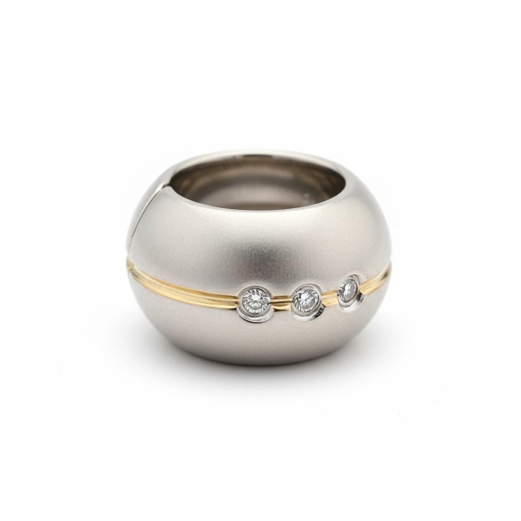 Donna Orecchini Huggie Hoop in oro bianco 18kt con diamanti, lunghezza 0,50 pollici in vendita