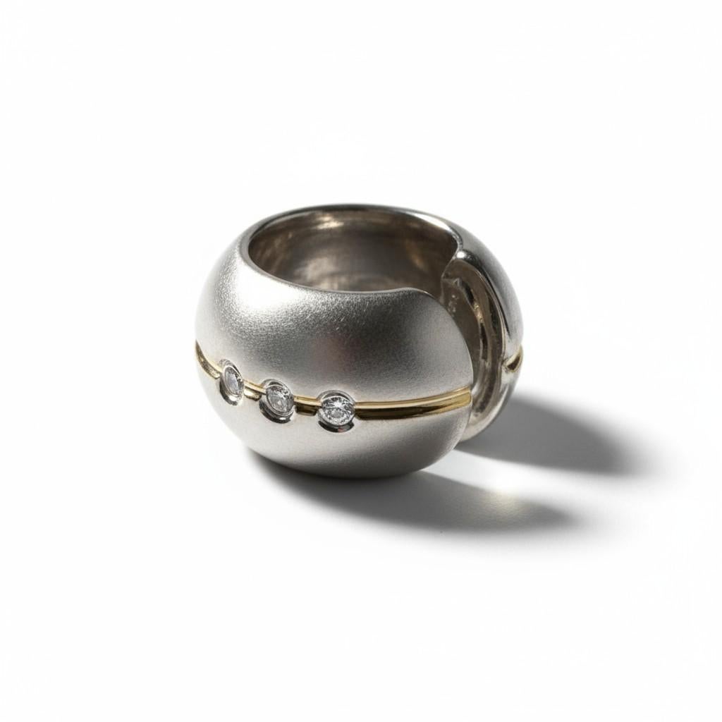 Orecchini Huggie Hoop in oro bianco 18kt con diamanti, lunghezza 0,50 pollici in vendita 2