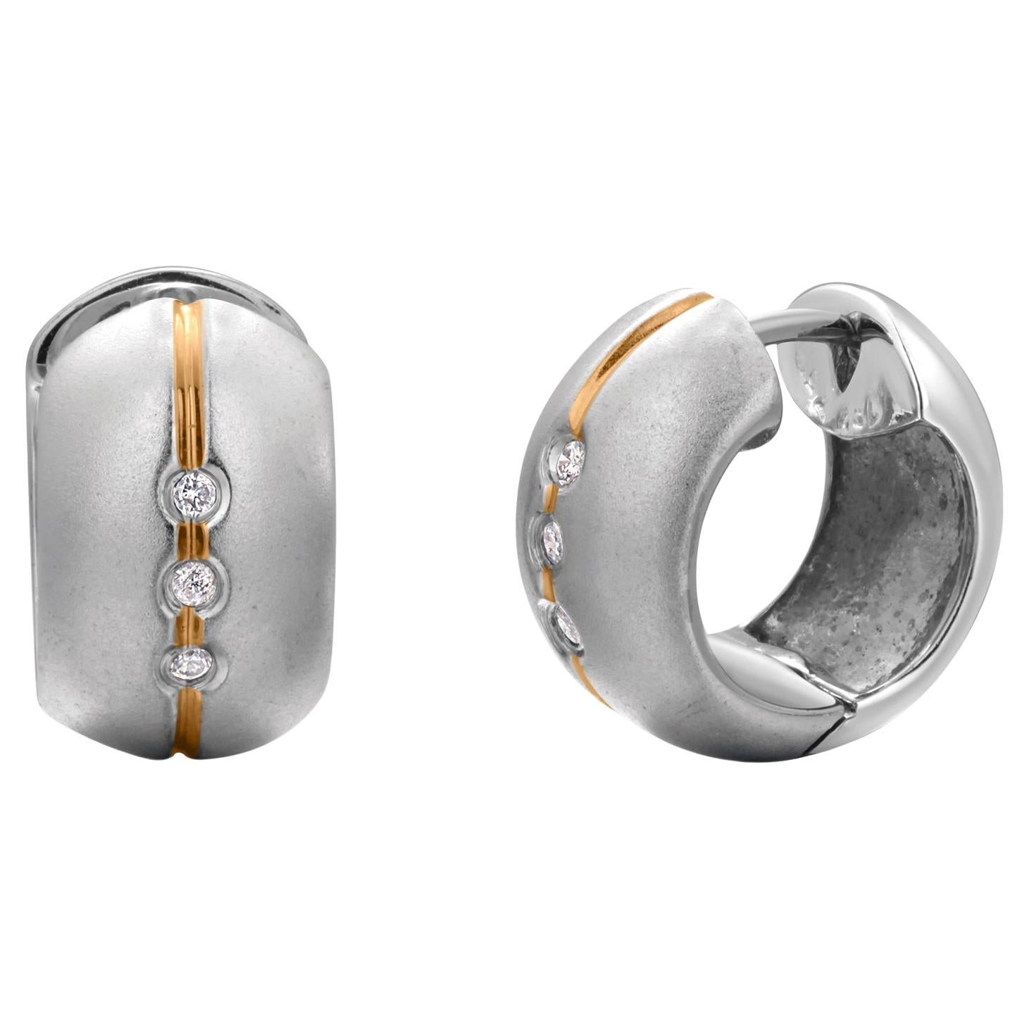 Boucles d
oreilles Huggie en or blanc 18kt avec diamants Longueur 0.50 pouces