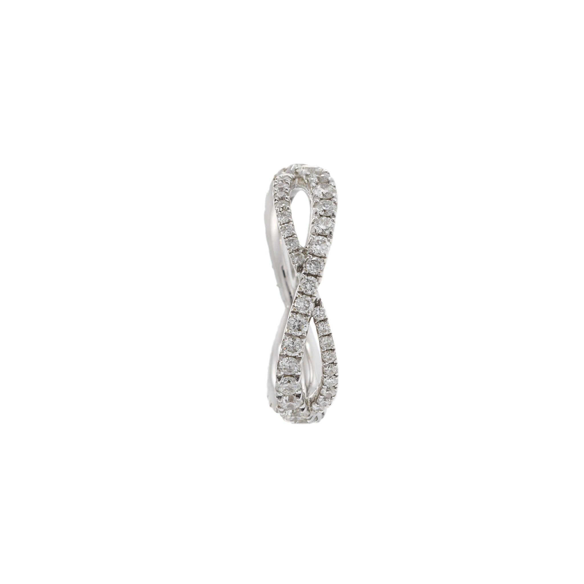 Cet élégant anneau d'éternité de style infini est fabriqué en or blanc 18KT et serti d'environ 1,16 carats de diamants ronds de taille brillant. Le design croisé à double rangée symbolise la connexion éternelle, ce qui en fait un choix significatif