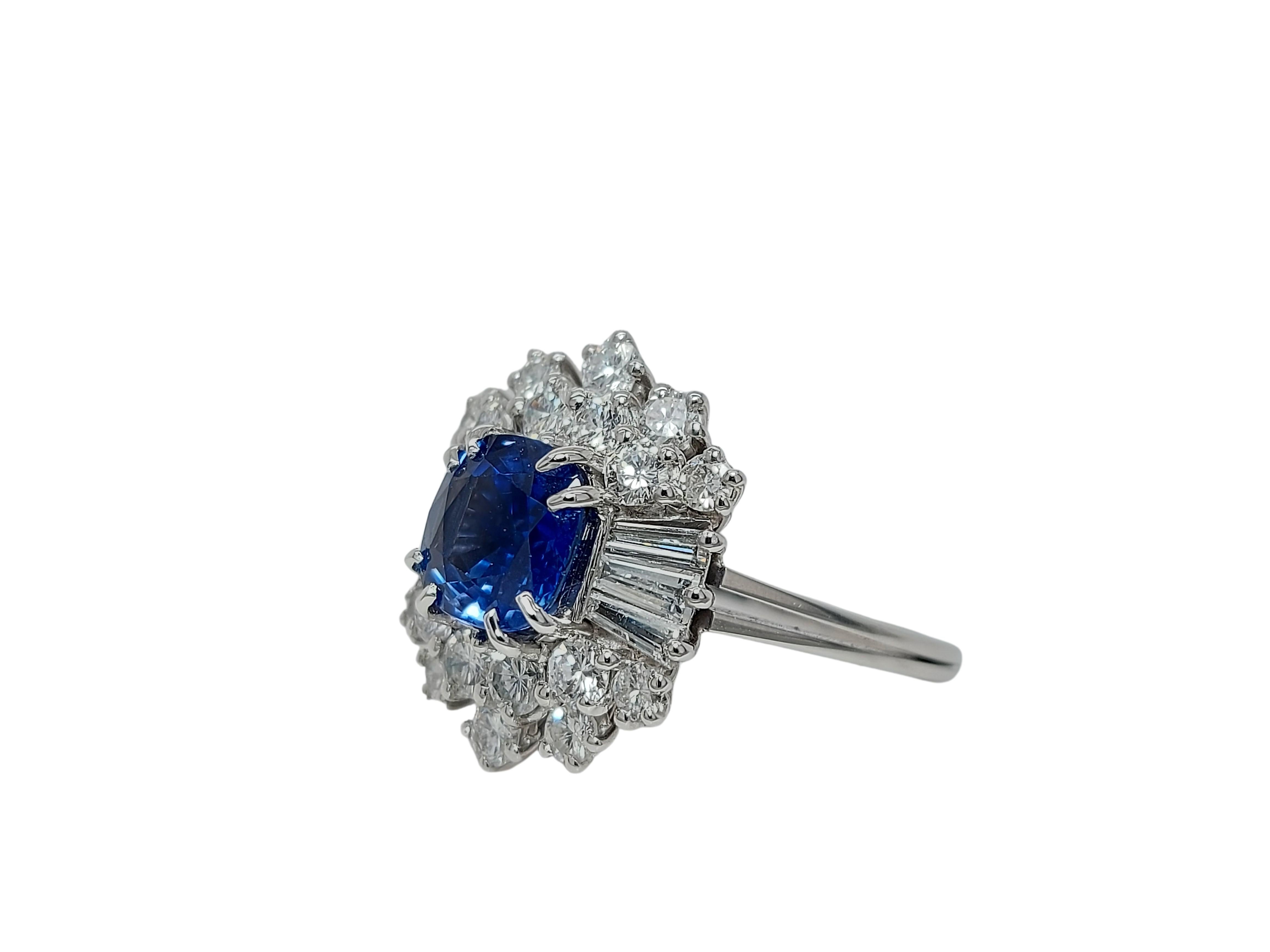 18kt White Gold Intense Blue NH Sapphire Ring, Baguette & Brilliant Cut Diamonds For Sale 4