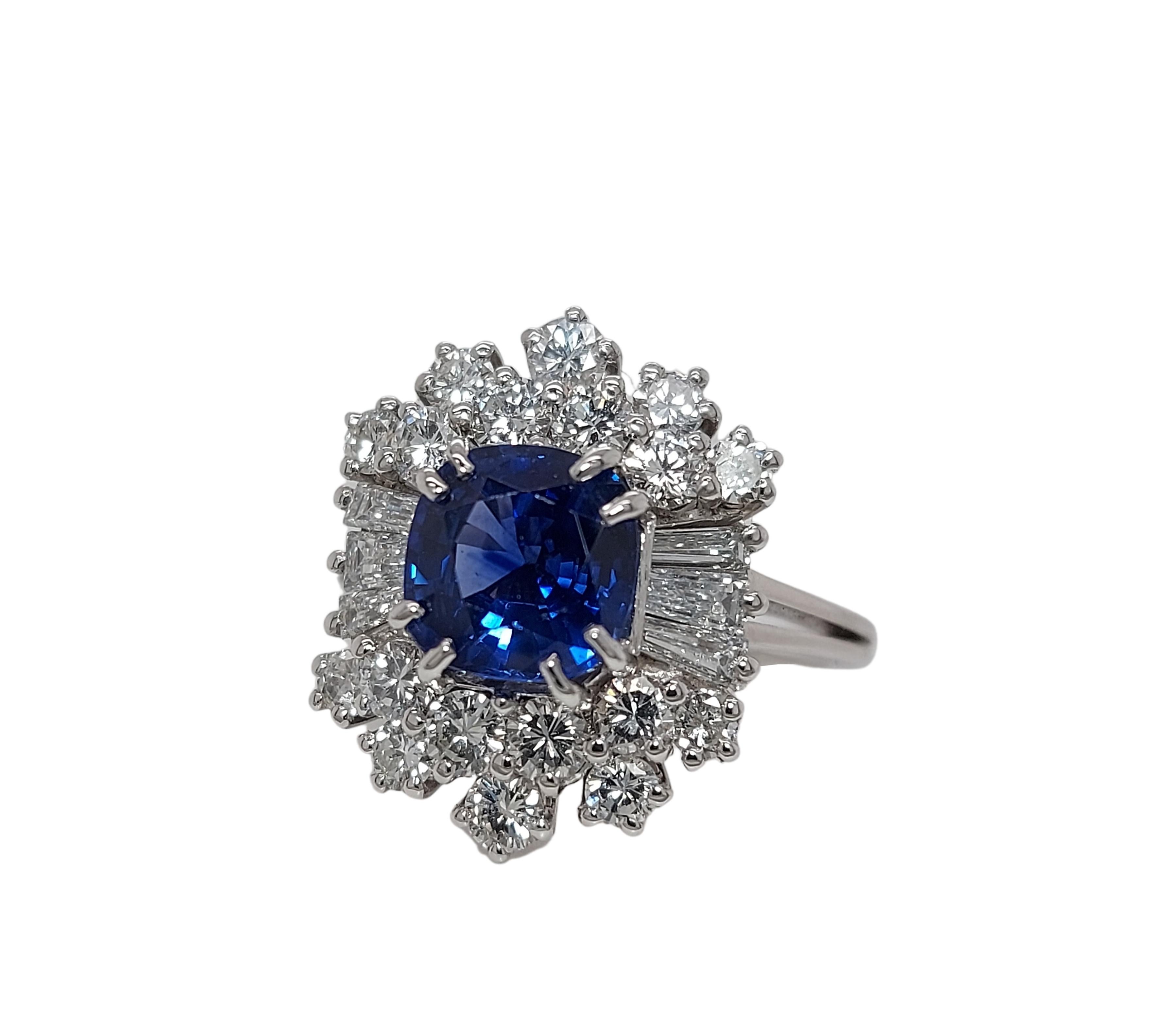 18kt White Gold Intense Blue NH Sapphire Ring, Baguette & Brilliant Cut Diamonds For Sale 5