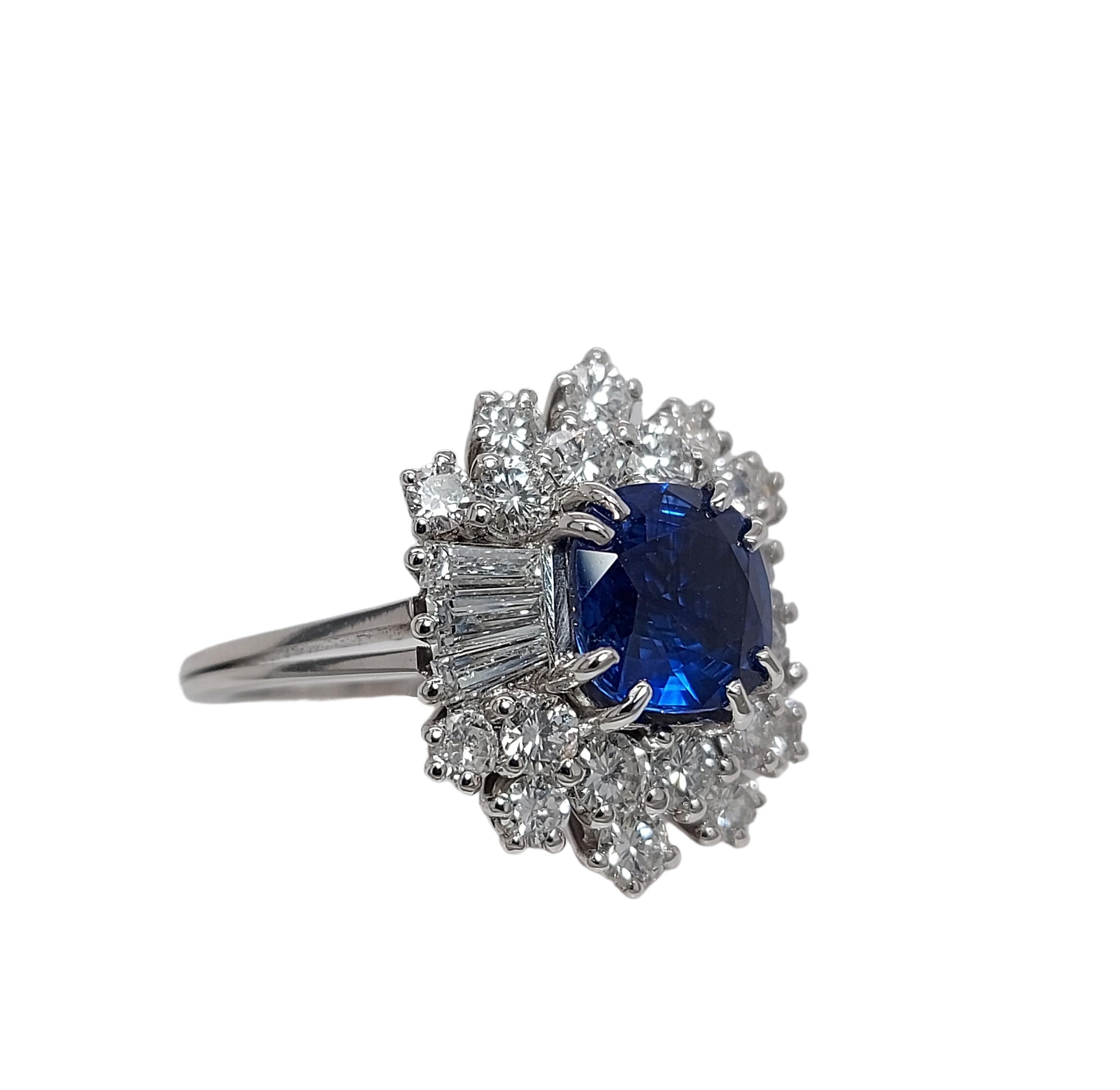 Baguette Cut 18kt White Gold Intense Blue NH Sapphire Ring, Baguette & Brilliant Cut Diamonds For Sale