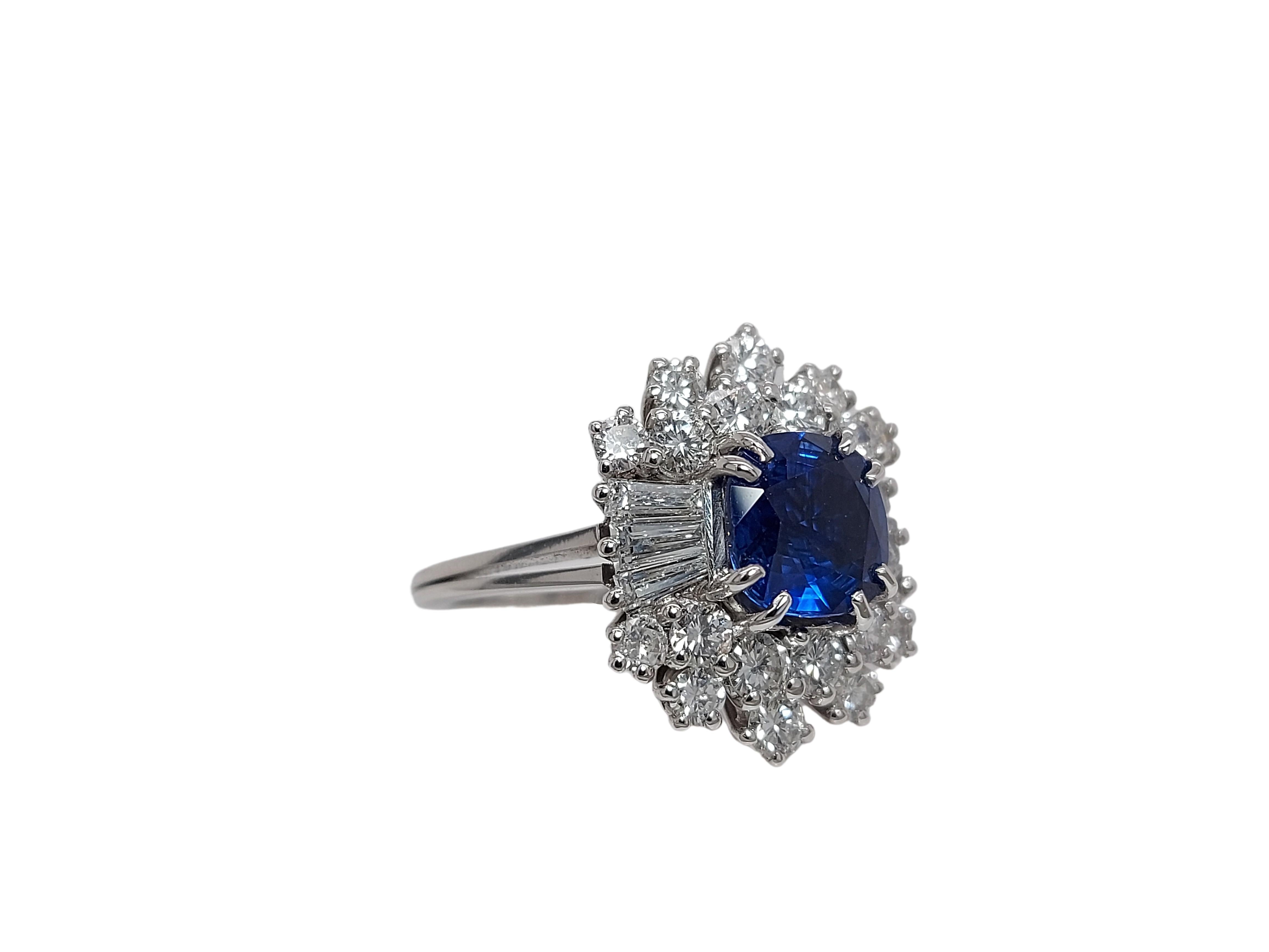 18kt White Gold Intense Blue NH Sapphire Ring, Baguette & Brilliant Cut Diamonds In New Condition For Sale In Antwerp, BE