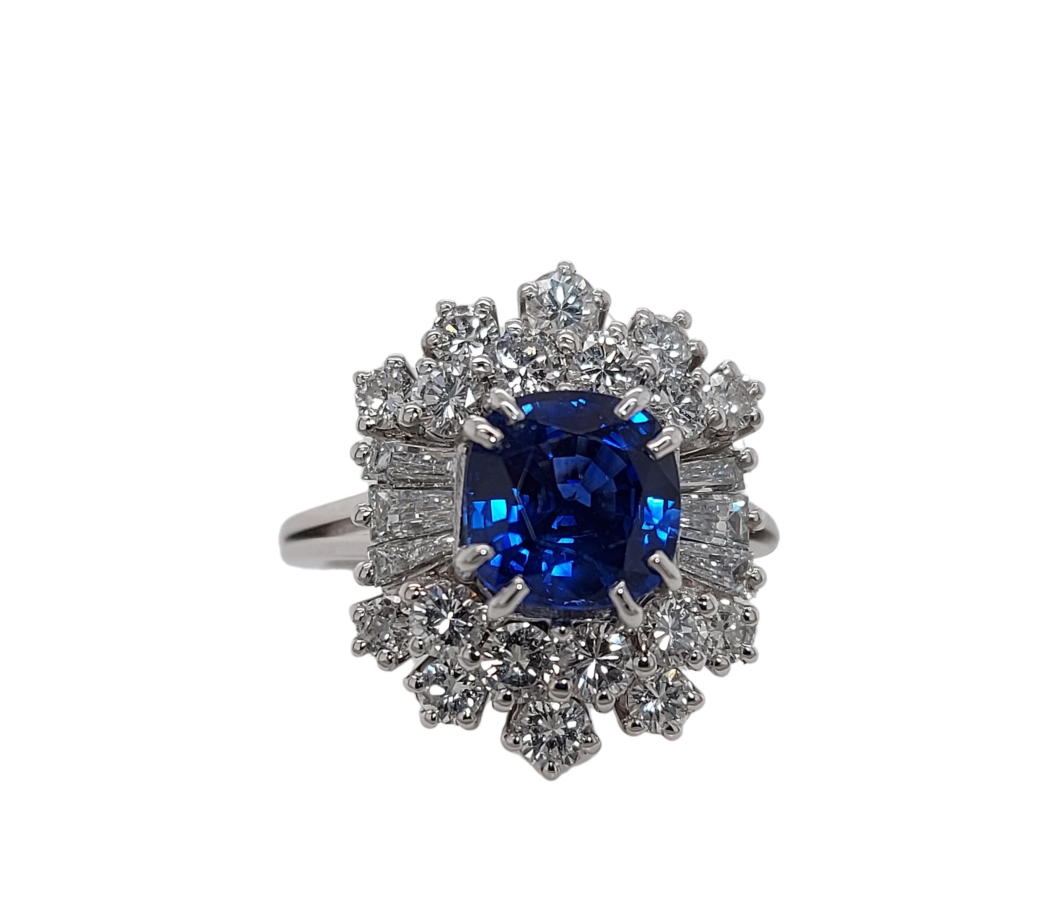 Women's or Men's 18kt White Gold Intense Blue NH Sapphire Ring, Baguette & Brilliant Cut Diamonds For Sale