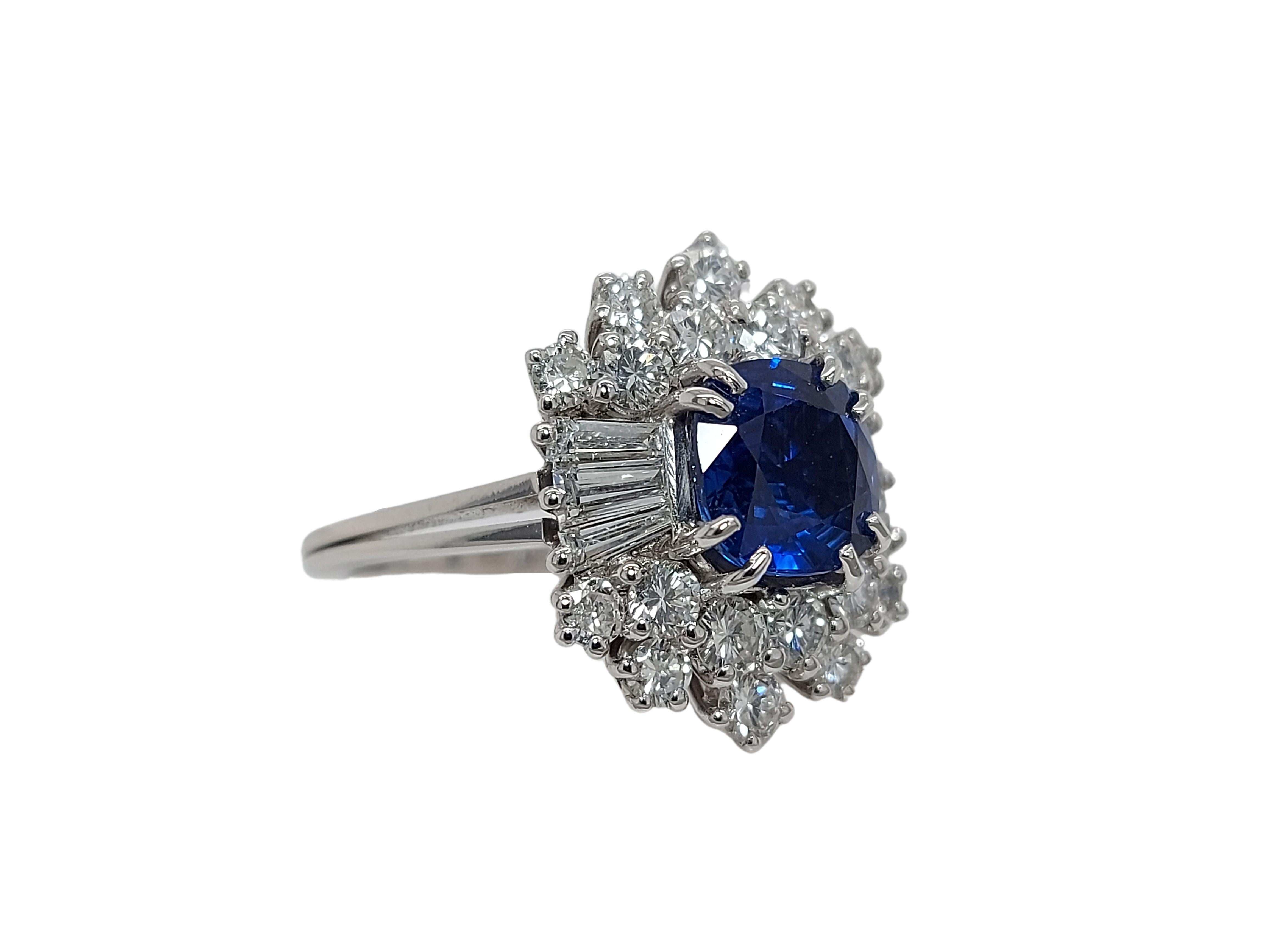 18kt White Gold Intense Blue NH Sapphire Ring, Baguette & Brilliant Cut Diamonds For Sale 1