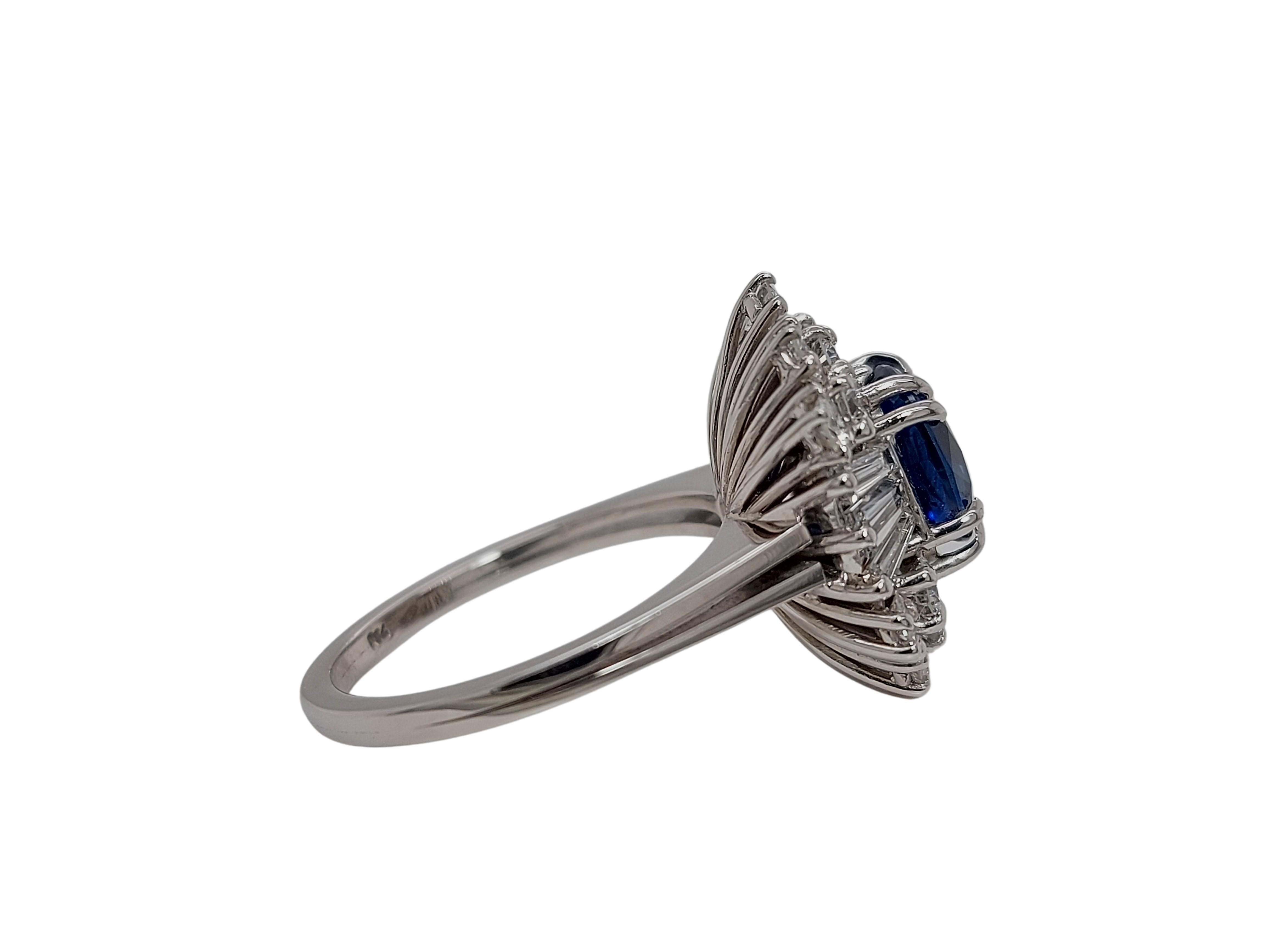 18kt White Gold Intense Blue NH Sapphire Ring, Baguette & Brilliant Cut Diamonds For Sale 2