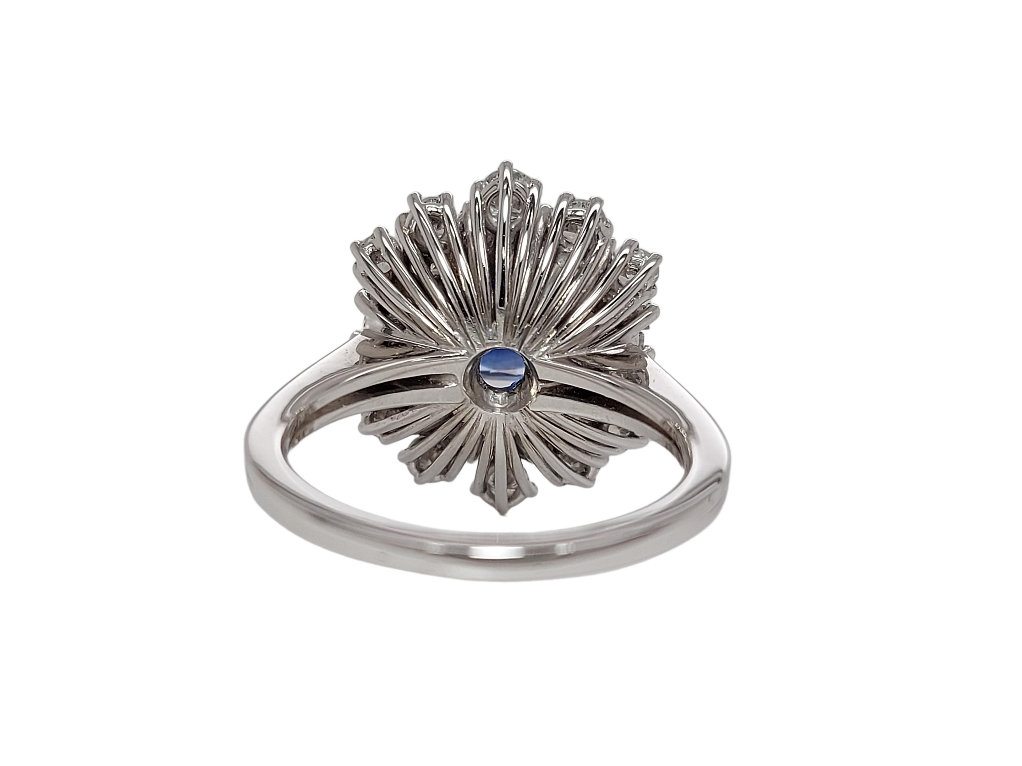 18kt White Gold Intense Blue NH Sapphire Ring, Baguette & Brilliant Cut Diamonds For Sale 3