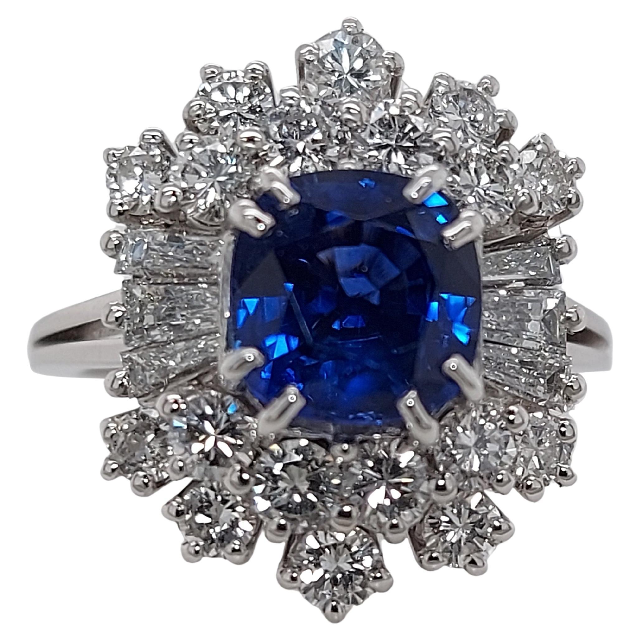 Bague en or blanc 18 carats, saphir bleu intense NH, diamants taille baguette et brillante en vente