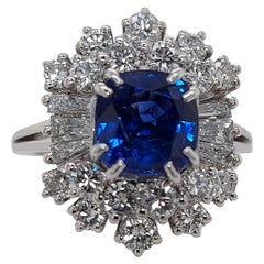 Bague en or blanc 18 carats, saphir bleu intense NH, diamants taille baguette et brillante