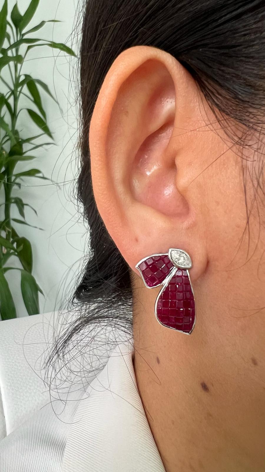 18 Karat Weißgold unsichtbar gefasste Schmetterlings-Rubin- und Diamant-Ohrringe Damen im Angebot