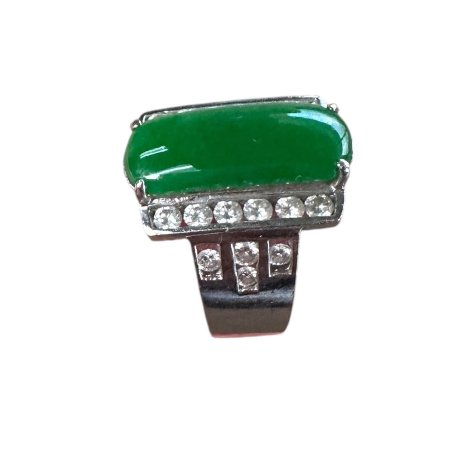 Questo anello in oro bianco 18kt presenta una splendida pietra di giada naturale da 1,00ct di colore verde intenso, accentuata da diamanti scintillanti. Goditi la bellezza della natura e l'eleganza dell'alta gioielleria con questo pezzo unico e