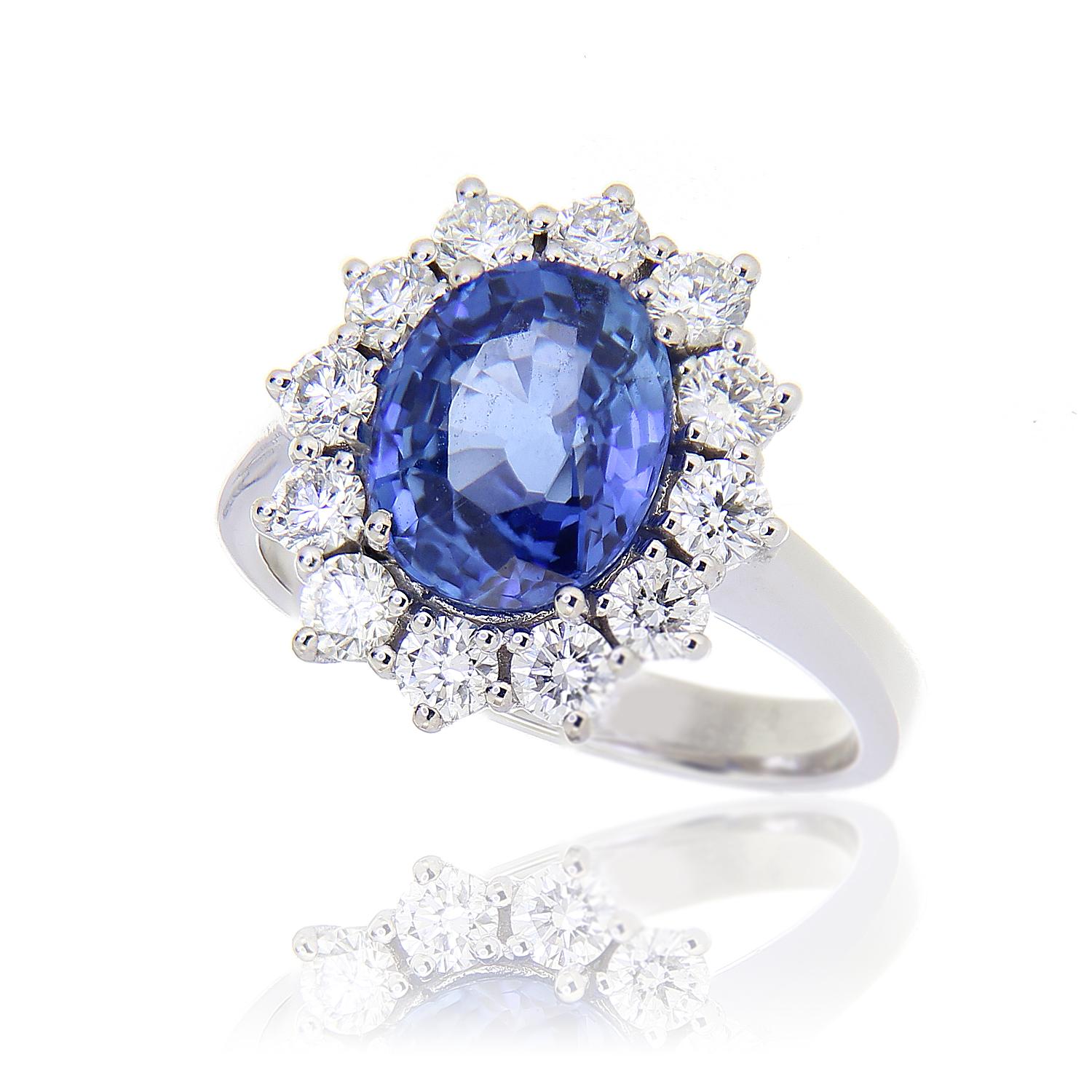 Bague Kate en or blanc 18 carats avec saphir bleu ovale de 2,92 carats et diamants blancs de 0,87 carat Pour femmes en vente