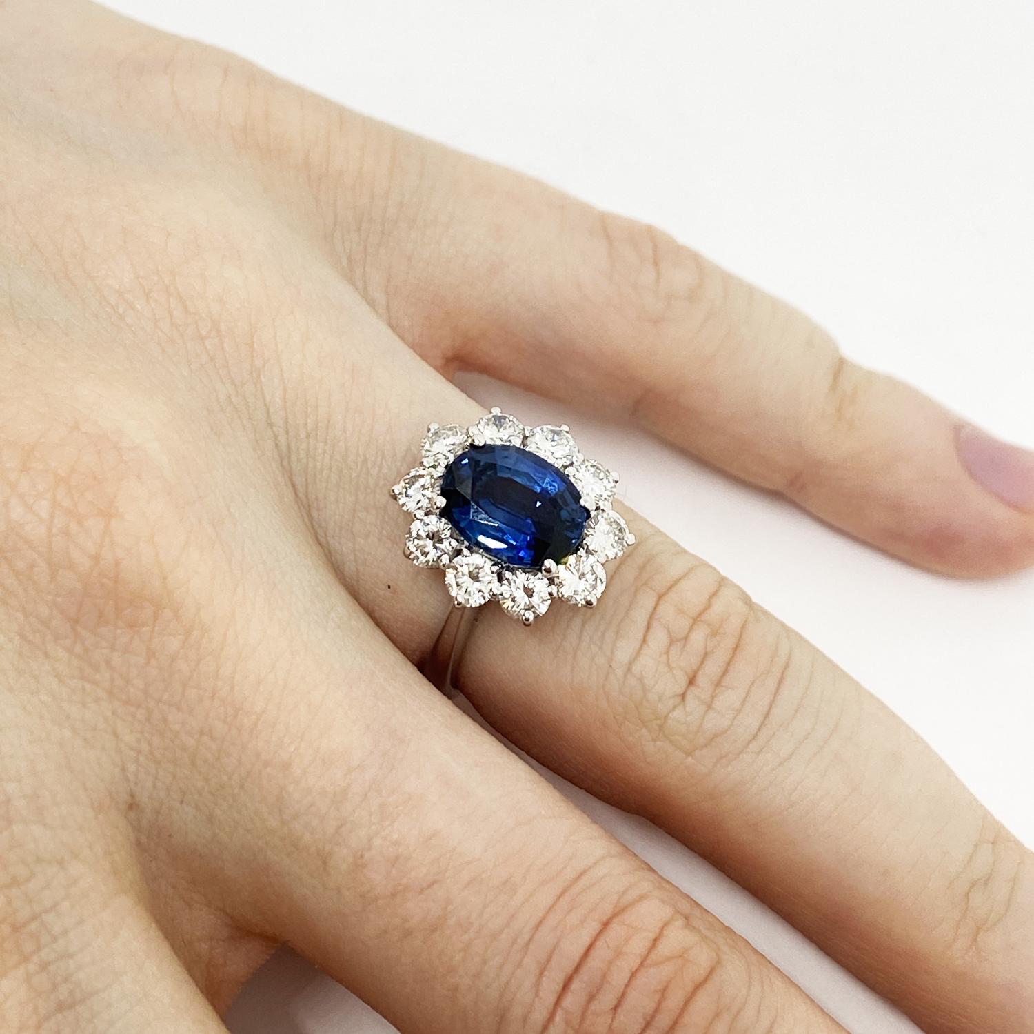 18 Kt White Gold Kate Ring Oval Blue Sapphire 2.90 Carat White Diamonds 1.33 Ct In New Condition For Sale In Bergamo, BG