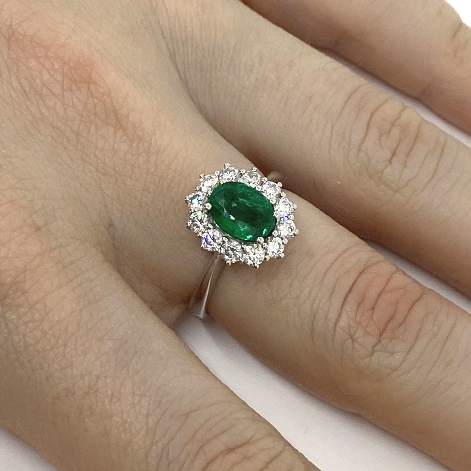 18 Karat White Gold Kate Ring Oval Emerald 1.15 Carat White Diamonds 0.72 Ct In New Condition For Sale In Bergamo, BG