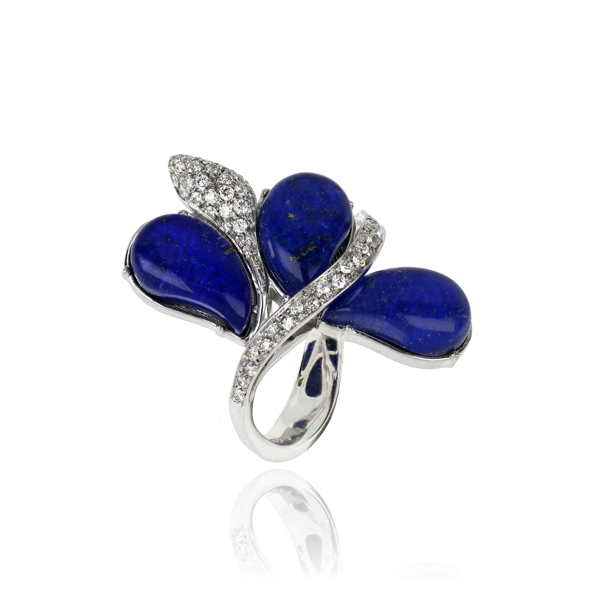 Im Angebot: 18 Karat Weißgold Les Fleurs Ring mit blauen Lapislazuli-Tropfen und Diamanten () 3