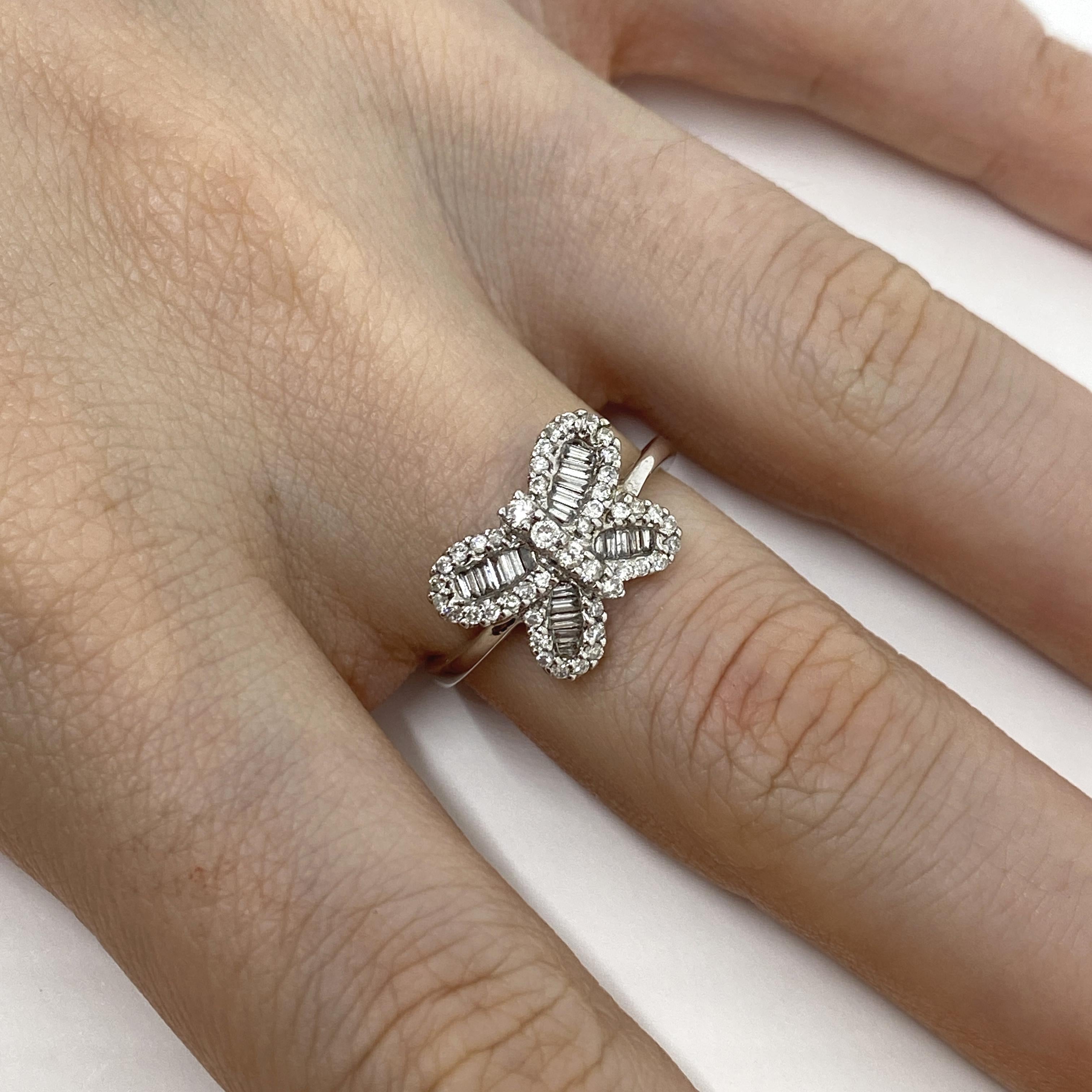 18Kt White Gold Little Butterfly Ring Baguette Brilliant White Diamonds 0.45 C In New Condition For Sale In Bergamo, BG