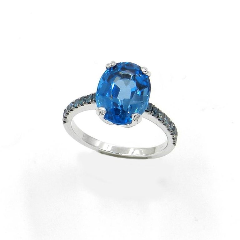 Contemporary 18 Karat White Gold London Blue Topaz and Blue Diamonds Garavelli Ring For Sale