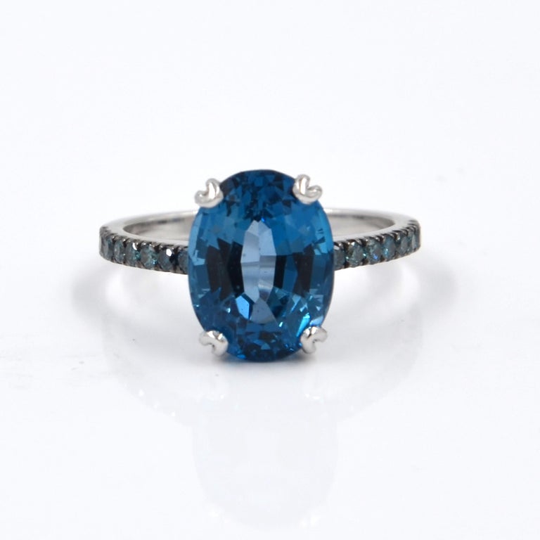 18 Karat White Gold London Blue Topaz and Blue Diamonds Garavelli Ring In New Condition For Sale In Valenza, IT