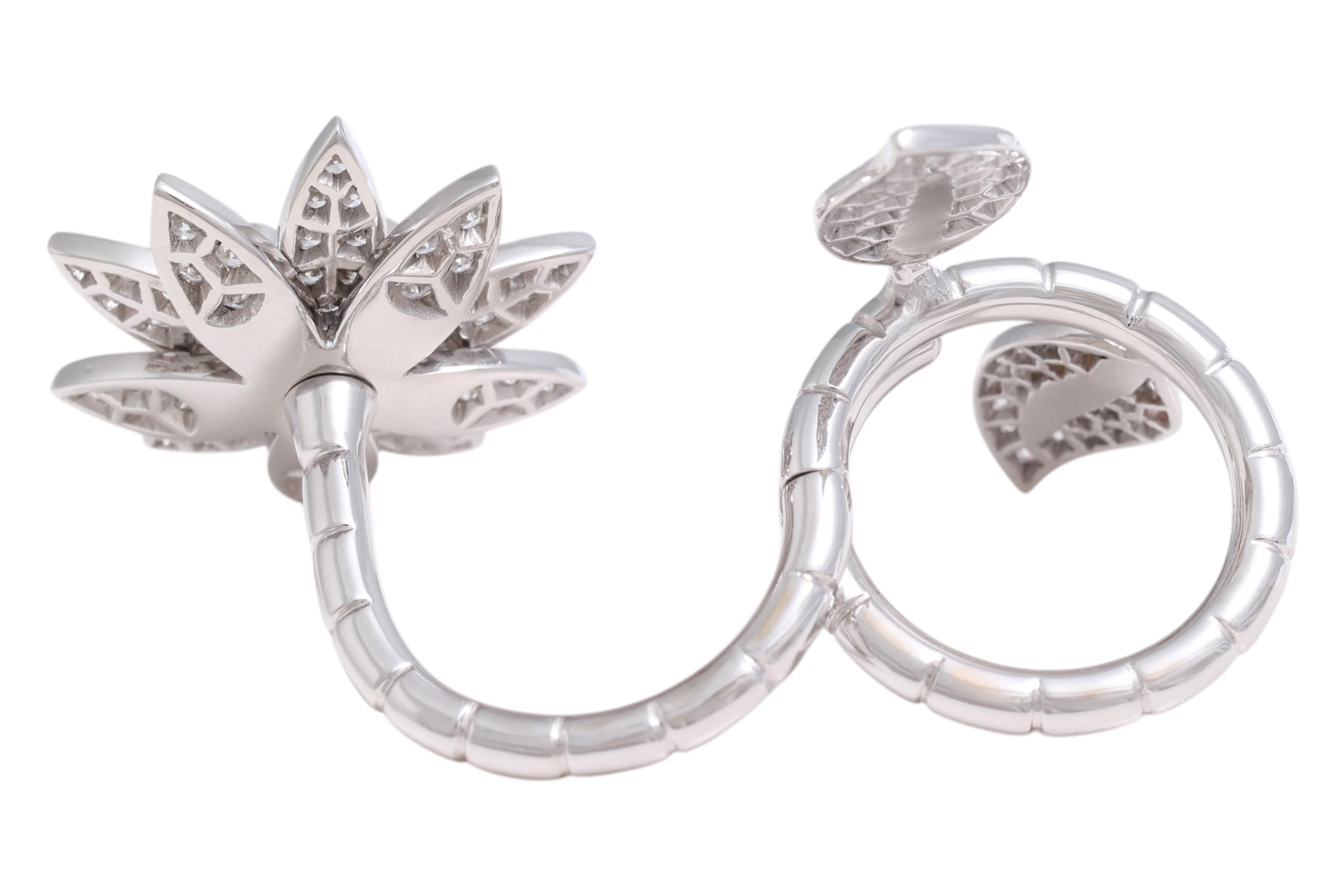 18kt White Gold 'Lotus' Between Finger Ring Set with Top Quality Diamonds In Excellent Condition For Sale In Antwerp, BE