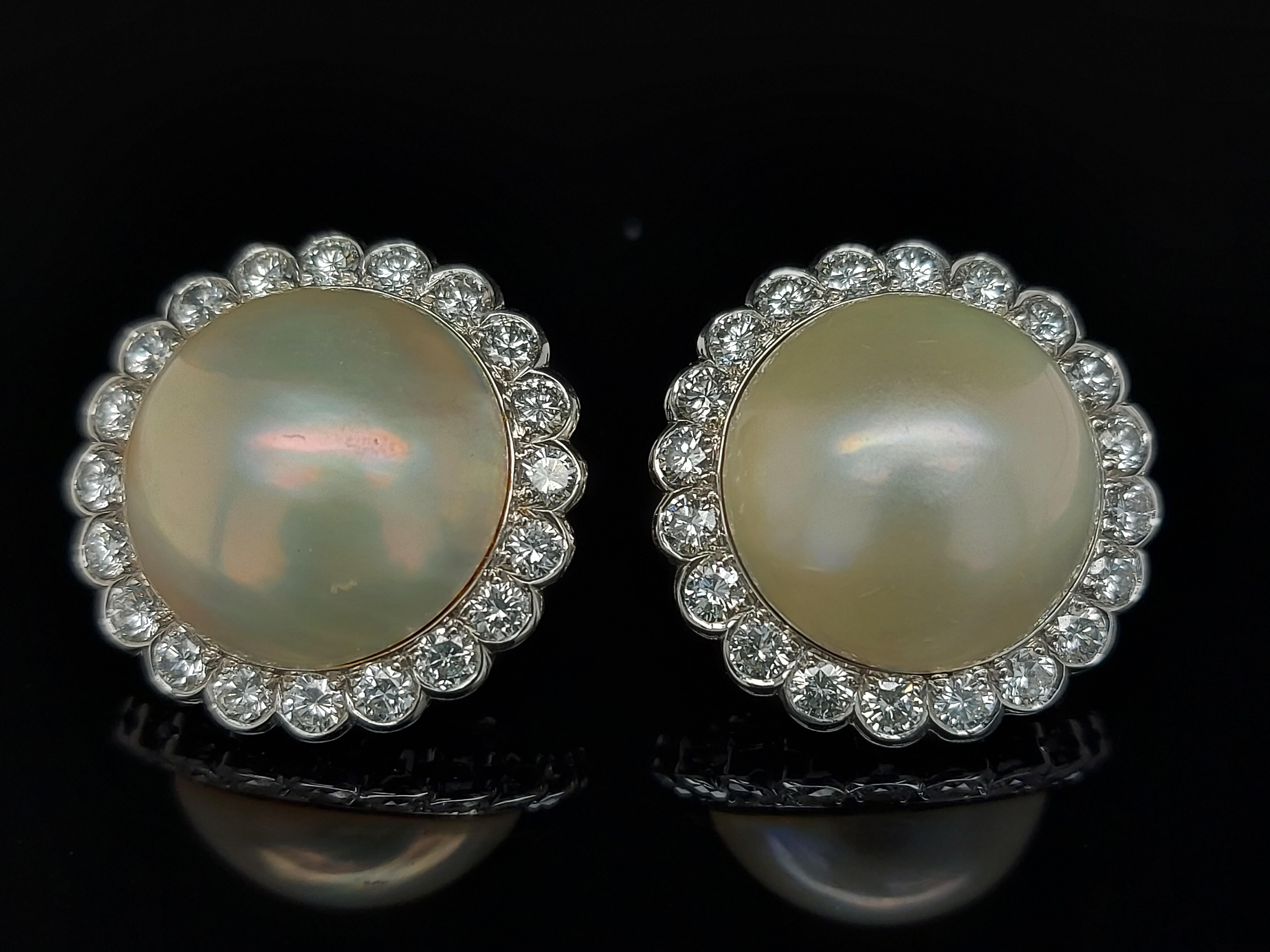 Superbe perle Mabe en or blanc 18Kt  Boucles d'oreilles à clip entourées de diamants.

Perle : Diamètre 16,7 mm

Diamants : 40 diamants ronds taille brillant : 2,8 ct Diamants taille brillant de qualité supérieure.

Matériau : or blanc 18kt.

Poids