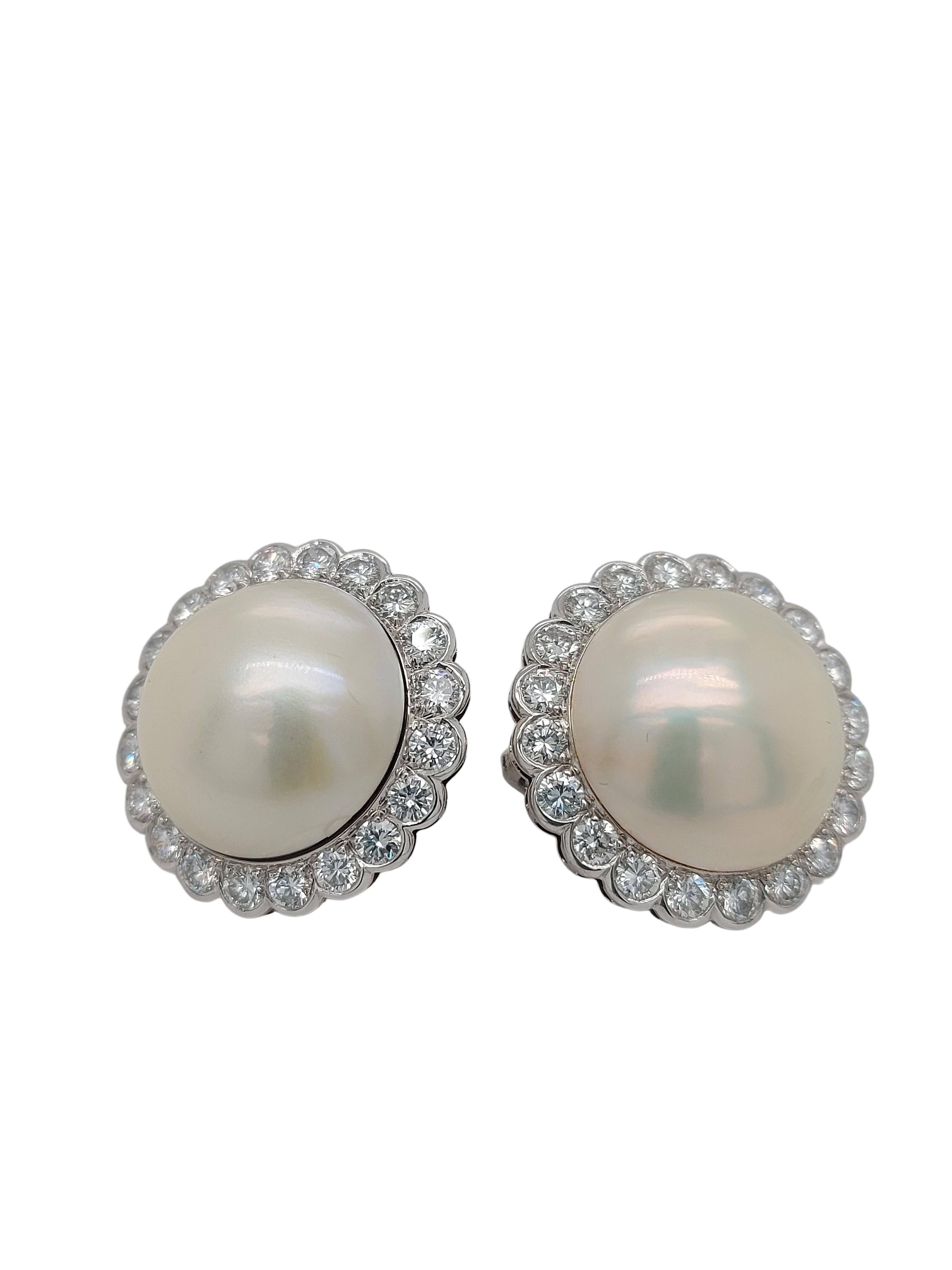 Moderne Clips d'oreilles en or blanc 18 carats avec mabé et perles entourées de diamants en vente