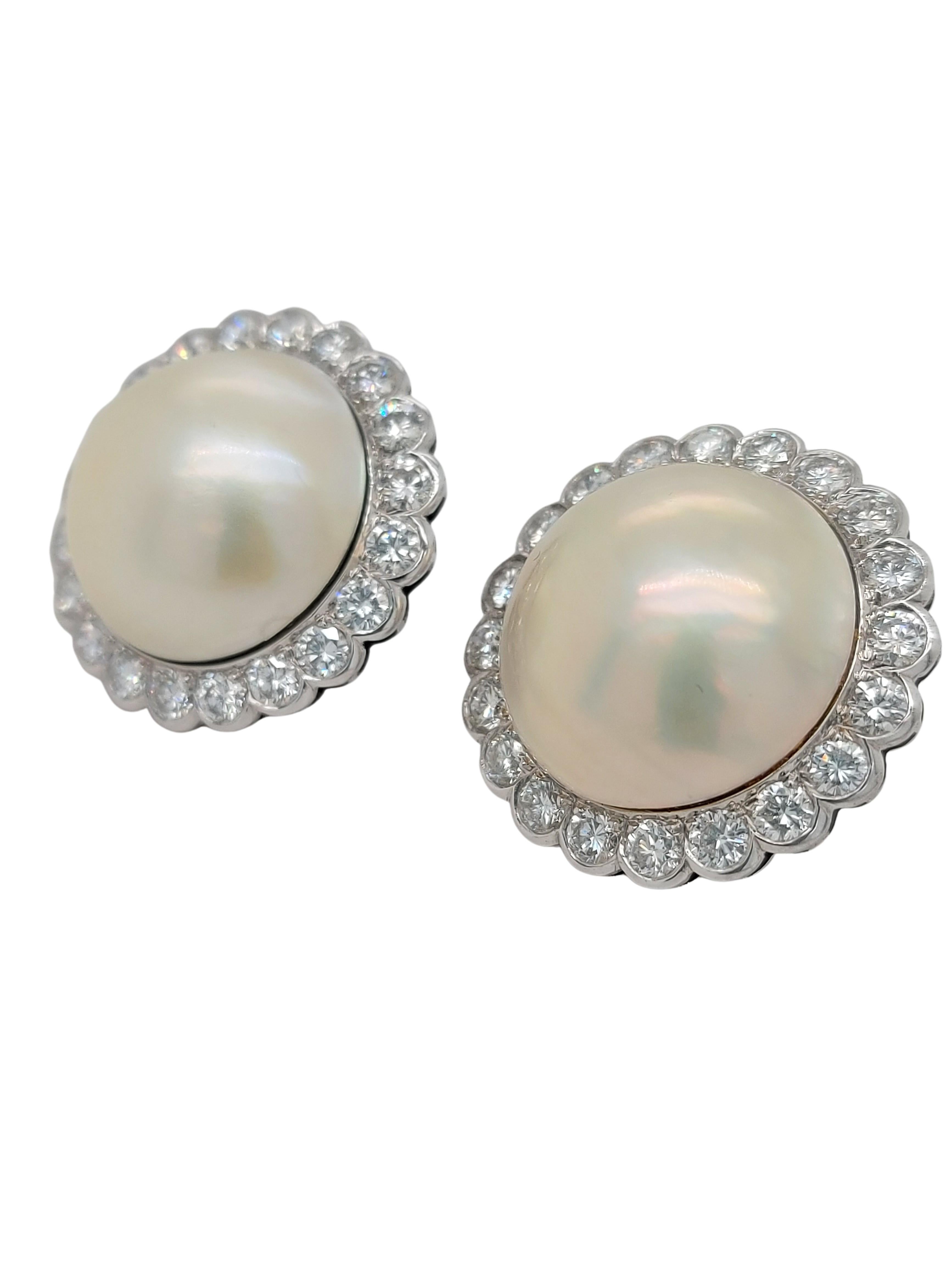 Taille brillant Clips d'oreilles en or blanc 18 carats avec mabé et perles entourées de diamants en vente