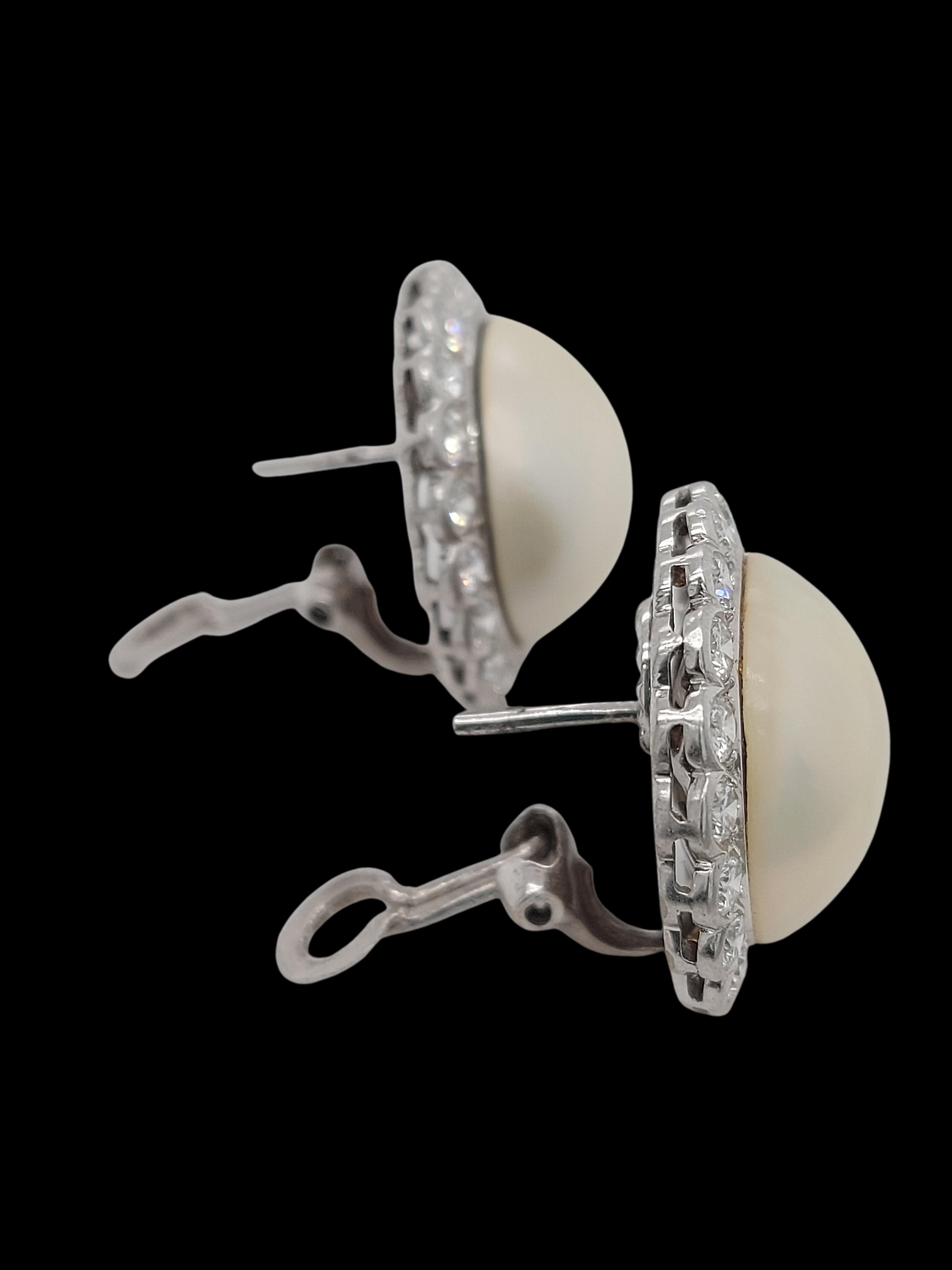 Clips d'oreilles en or blanc 18 carats avec mabé et perles entourées de diamants Excellent état - En vente à Antwerp, BE