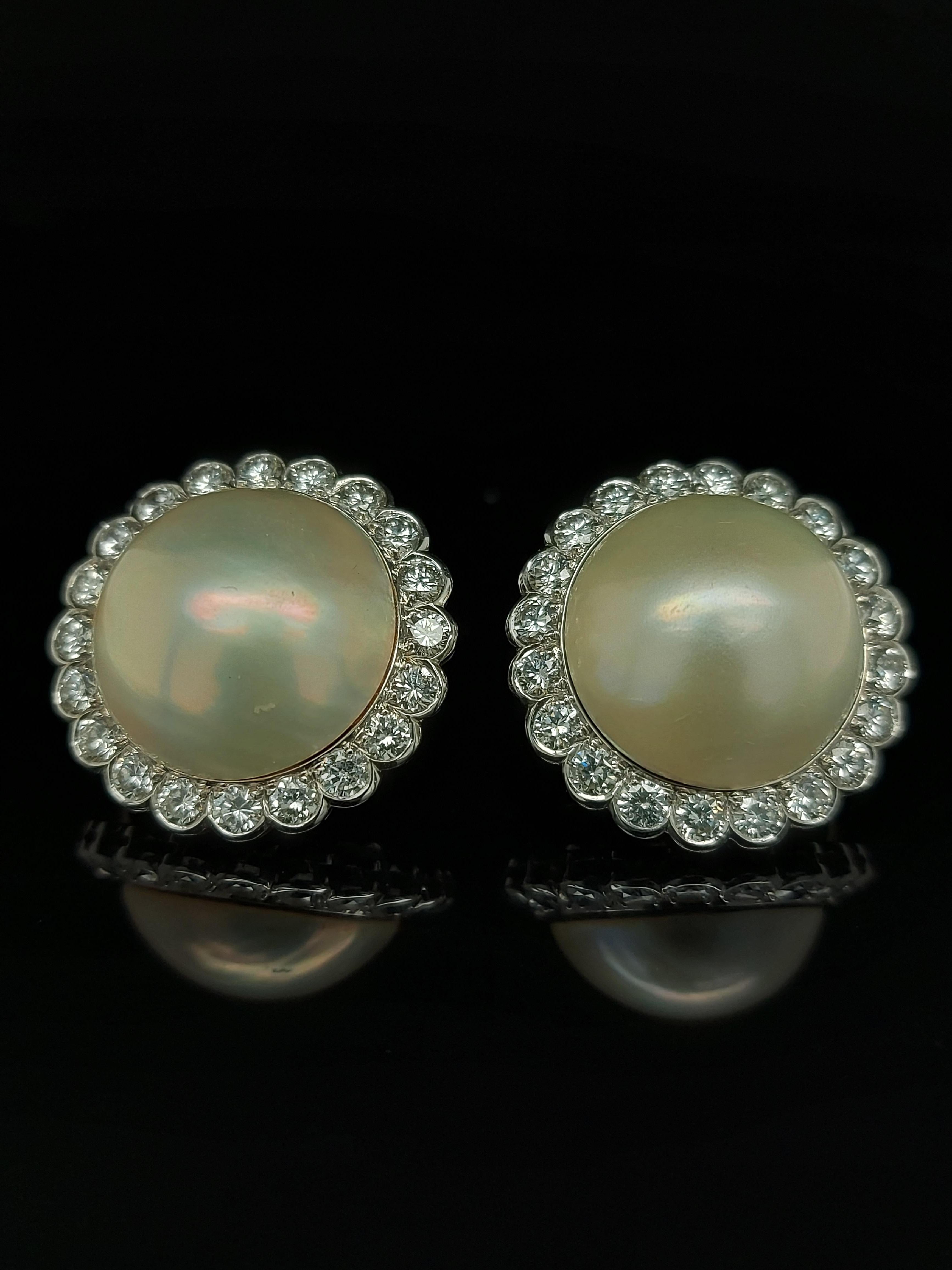 18kt White Gold Mabe Pearl Clip-On Earrings Surrounded with Diamonds In Excellent Condition For Sale In Antwerp, BE