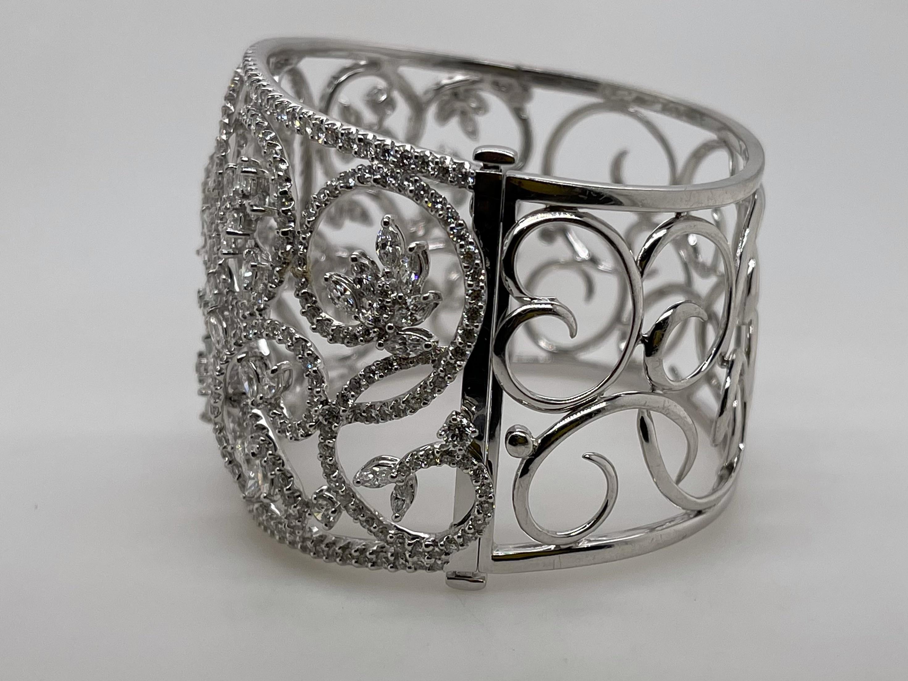 Marquise & Diamant Floral Armreif 
18kt Weißgold
66 Marquise-Diamanten = 6,05ct 
532 Diamanten im runden Brillantschliff = 9,08ct FGH 
13 Diamanten im runden Brillantschliff = 1,30ct VS1 SI1 



