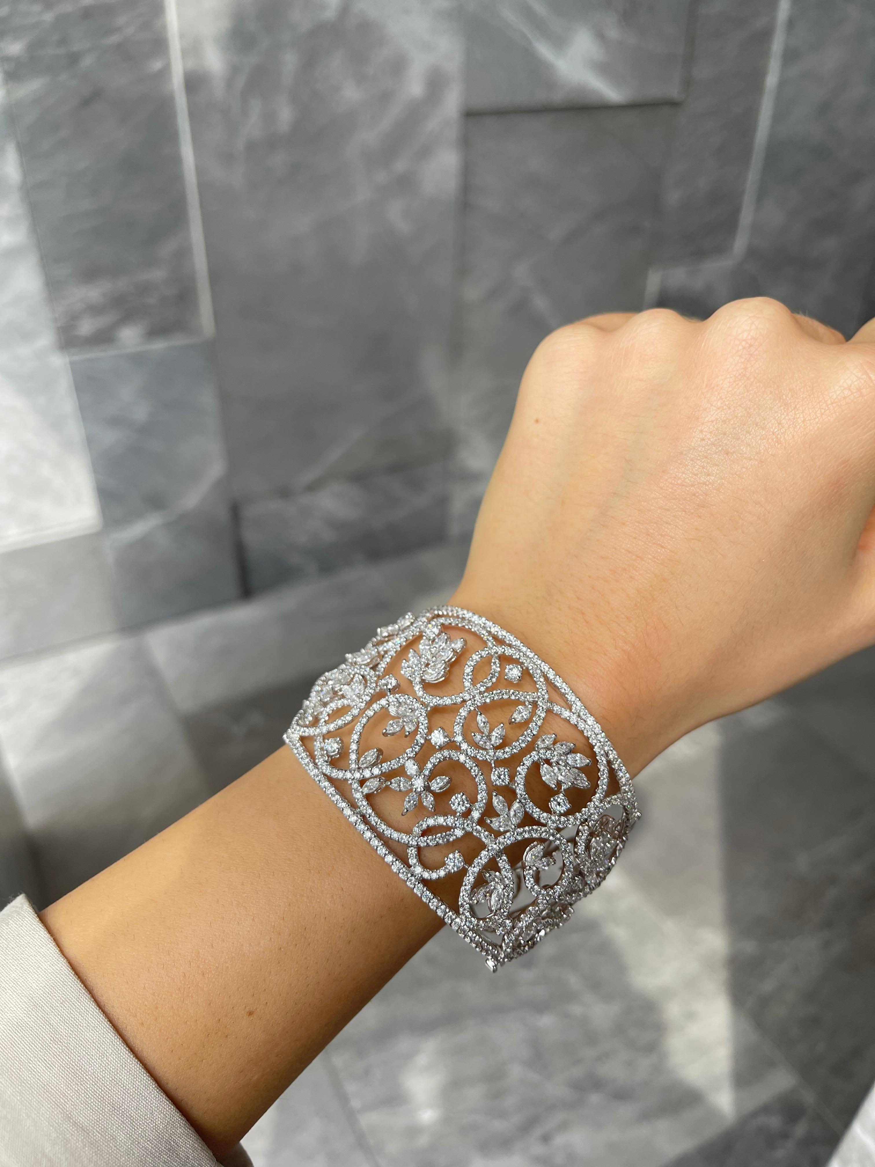 Taille ronde Bracelet jonc à fleurs en or blanc 18 carats avec marquises et diamants en vente