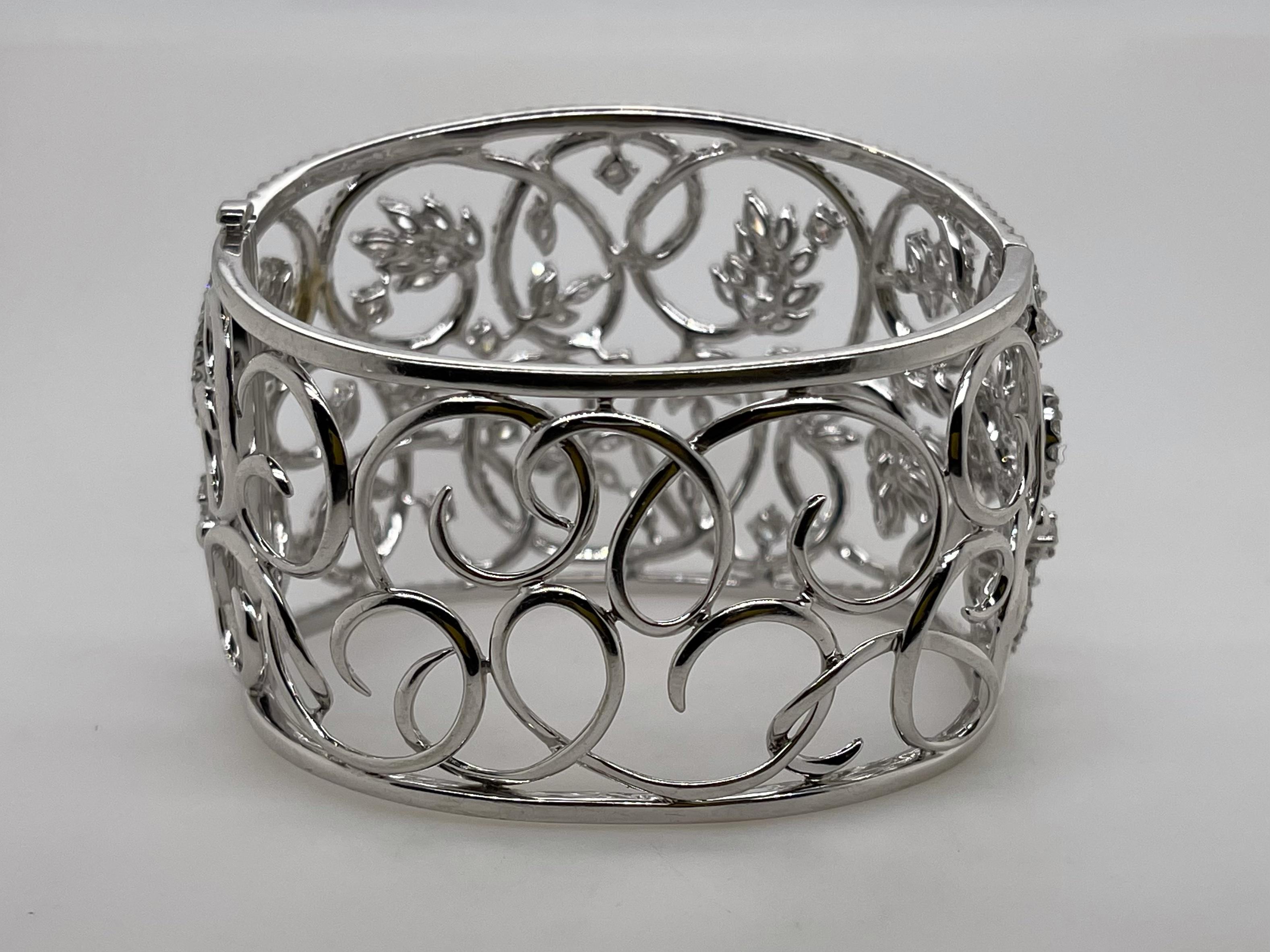 Bracelet jonc à fleurs en or blanc 18 carats avec marquises et diamants Neuf - En vente à Toronto, CA
