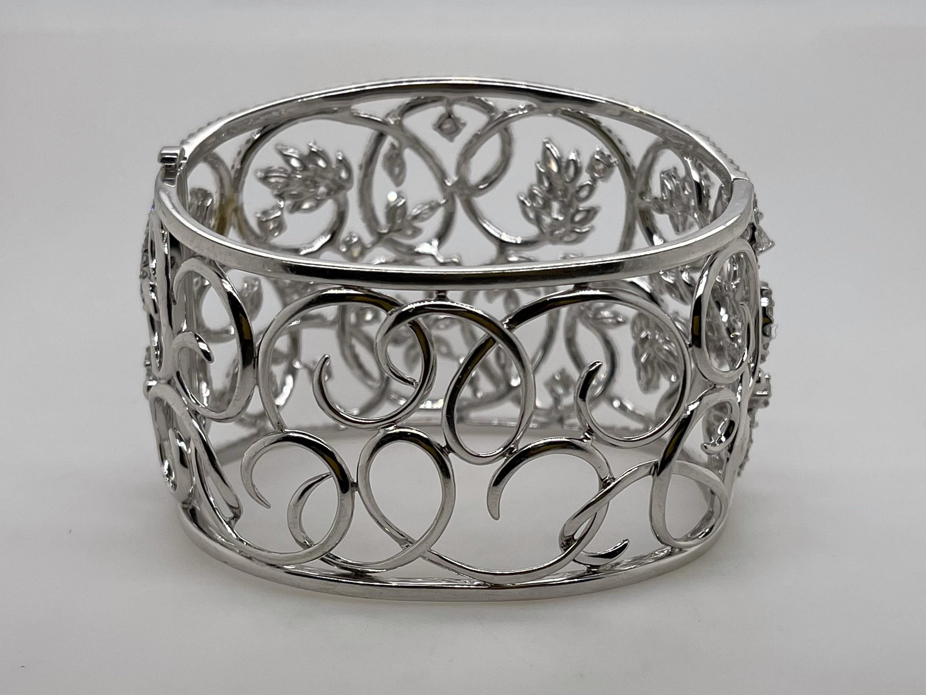 18 Karat Weißgold Marquise & Diamant-Armreif mit Blumenmuster im Zustand „Neu“ im Angebot in Toronto, CA