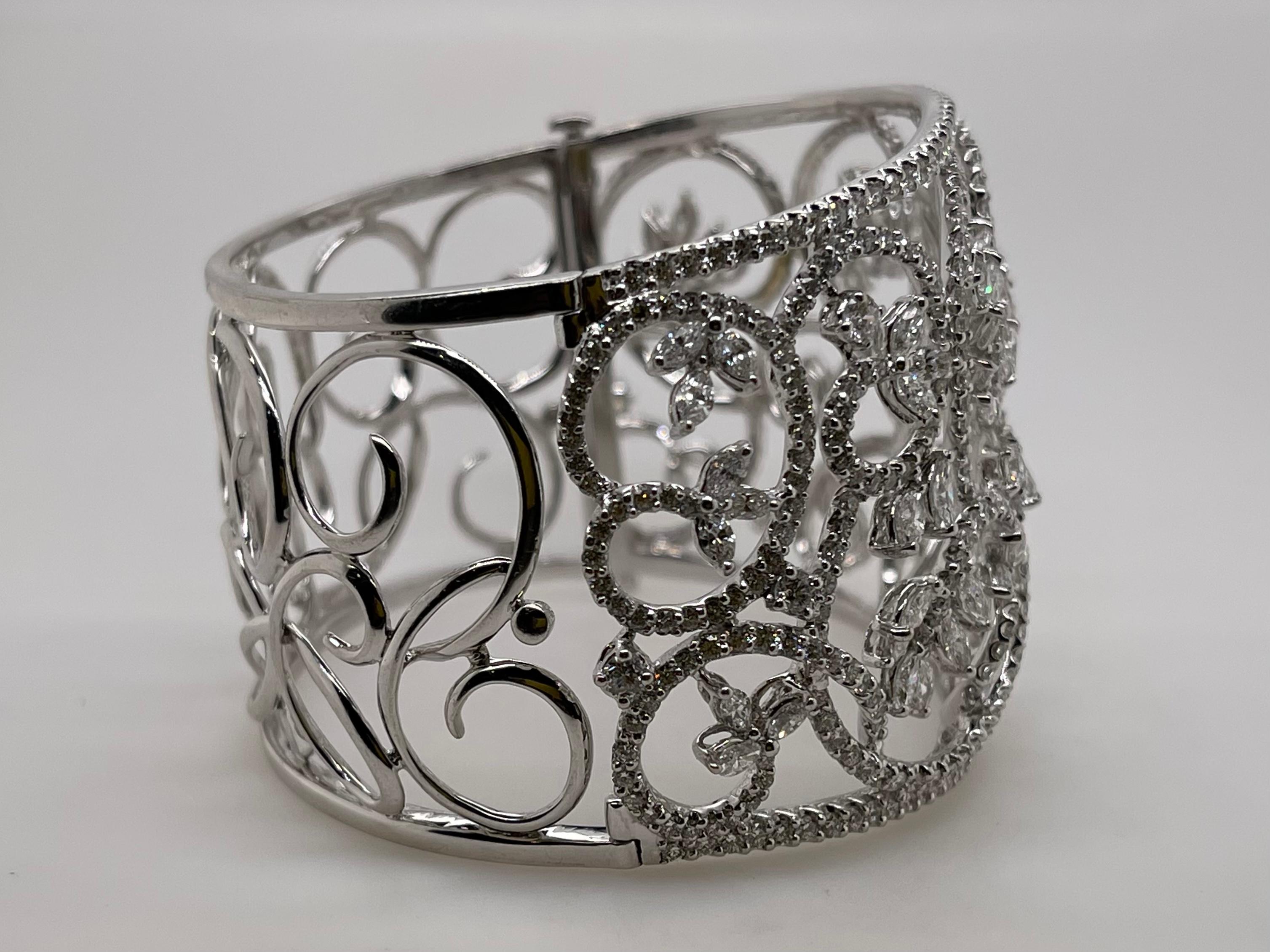 Bracelet jonc à fleurs en or blanc 18 carats avec marquises et diamants Pour femmes en vente