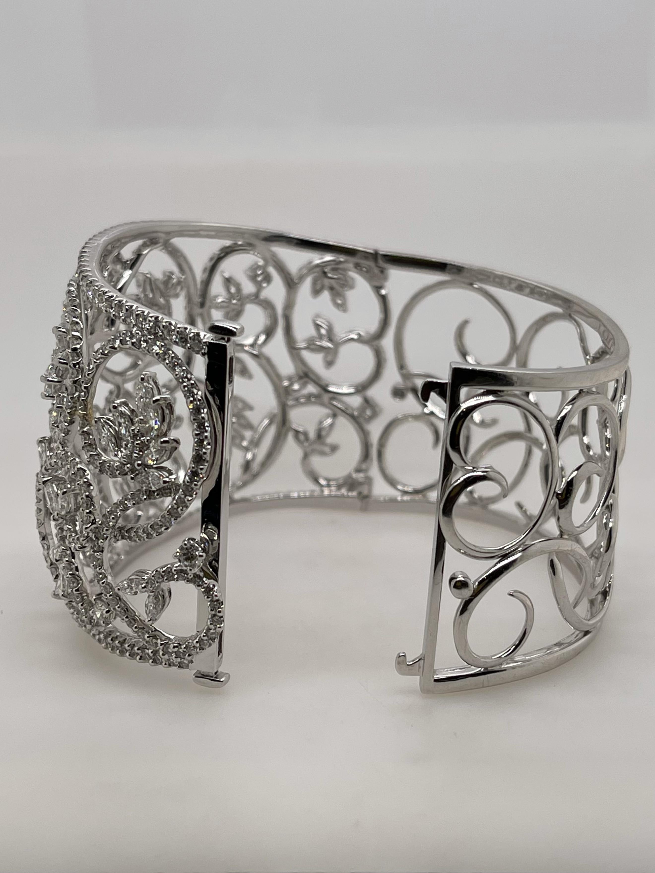 Bracelet jonc à fleurs en or blanc 18 carats avec marquises et diamants en vente 1