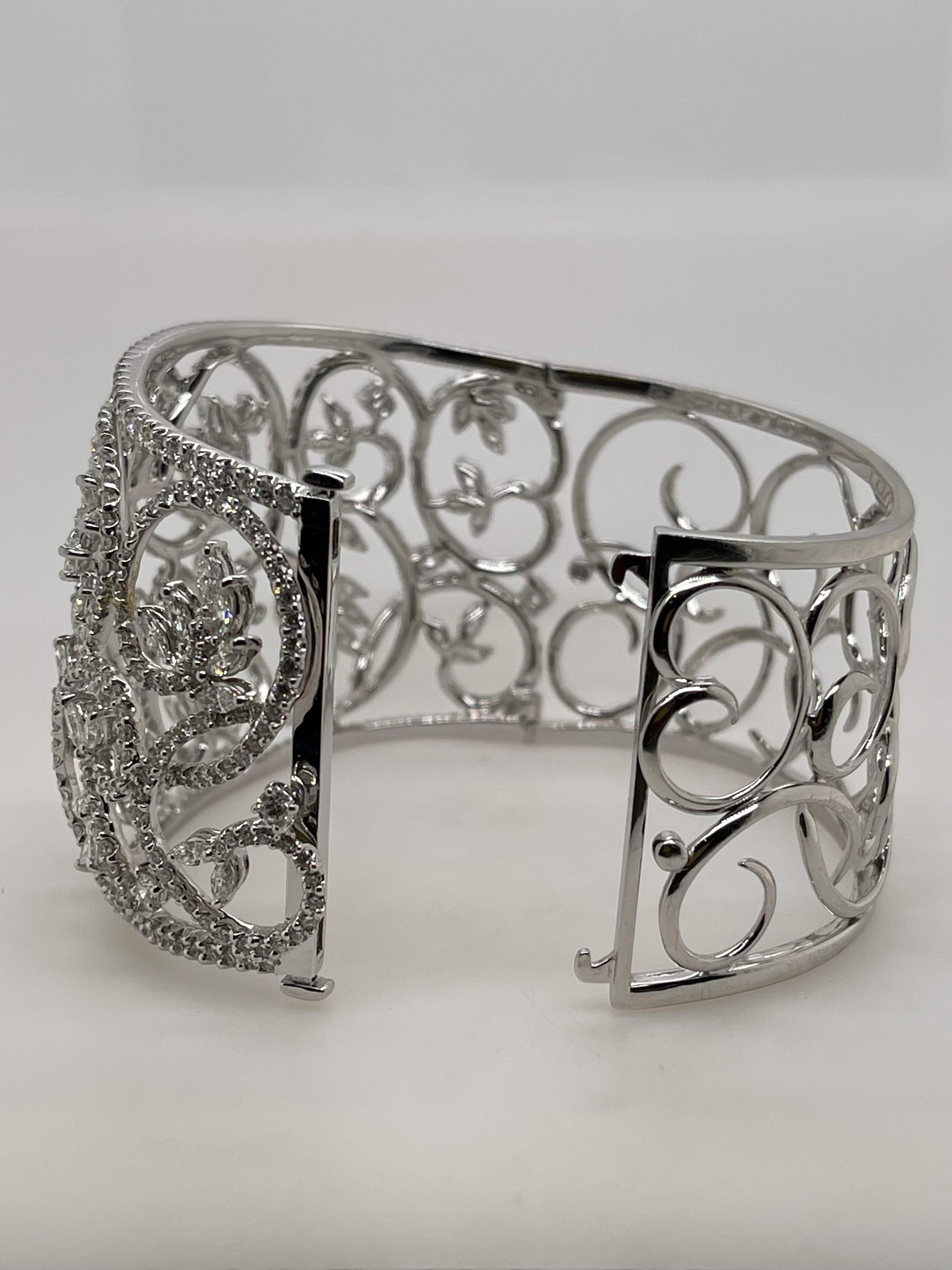18 Karat Weißgold Marquise & Diamant-Armreif mit Blumenmuster im Angebot 1