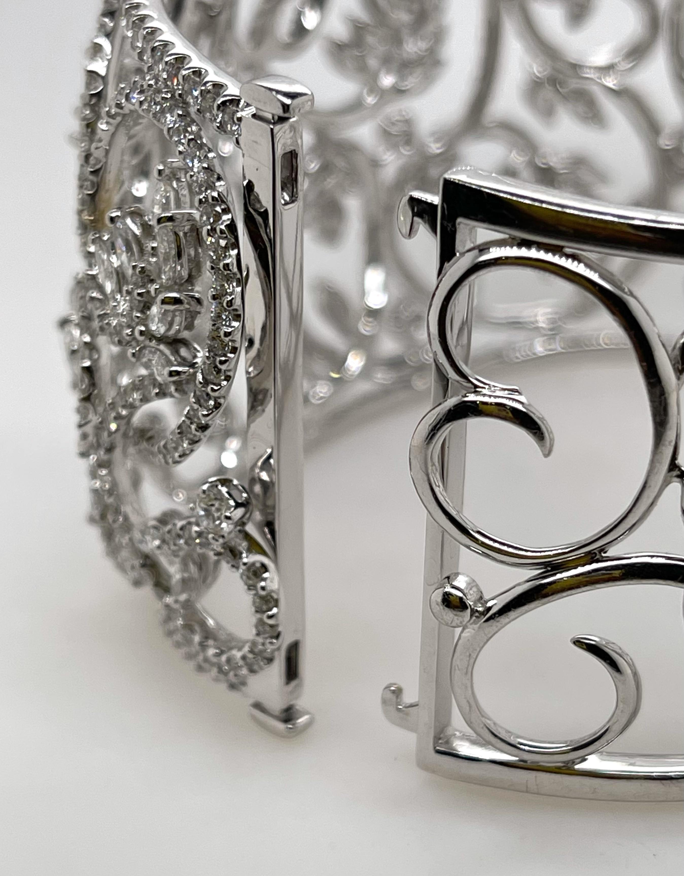 Bracelet jonc à fleurs en or blanc 18 carats avec marquises et diamants en vente 2