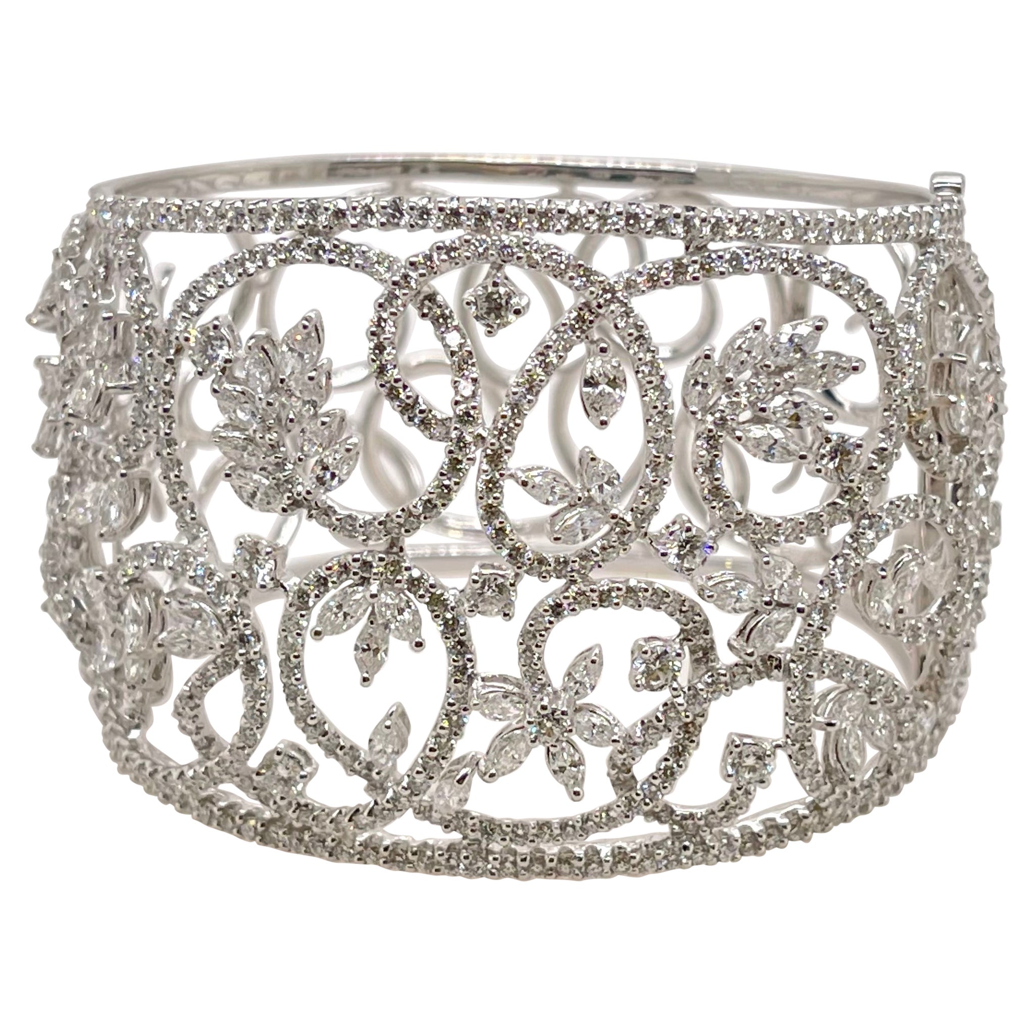 18 Karat Weißgold Marquise & Diamant-Armreif mit Blumenmuster im Angebot
