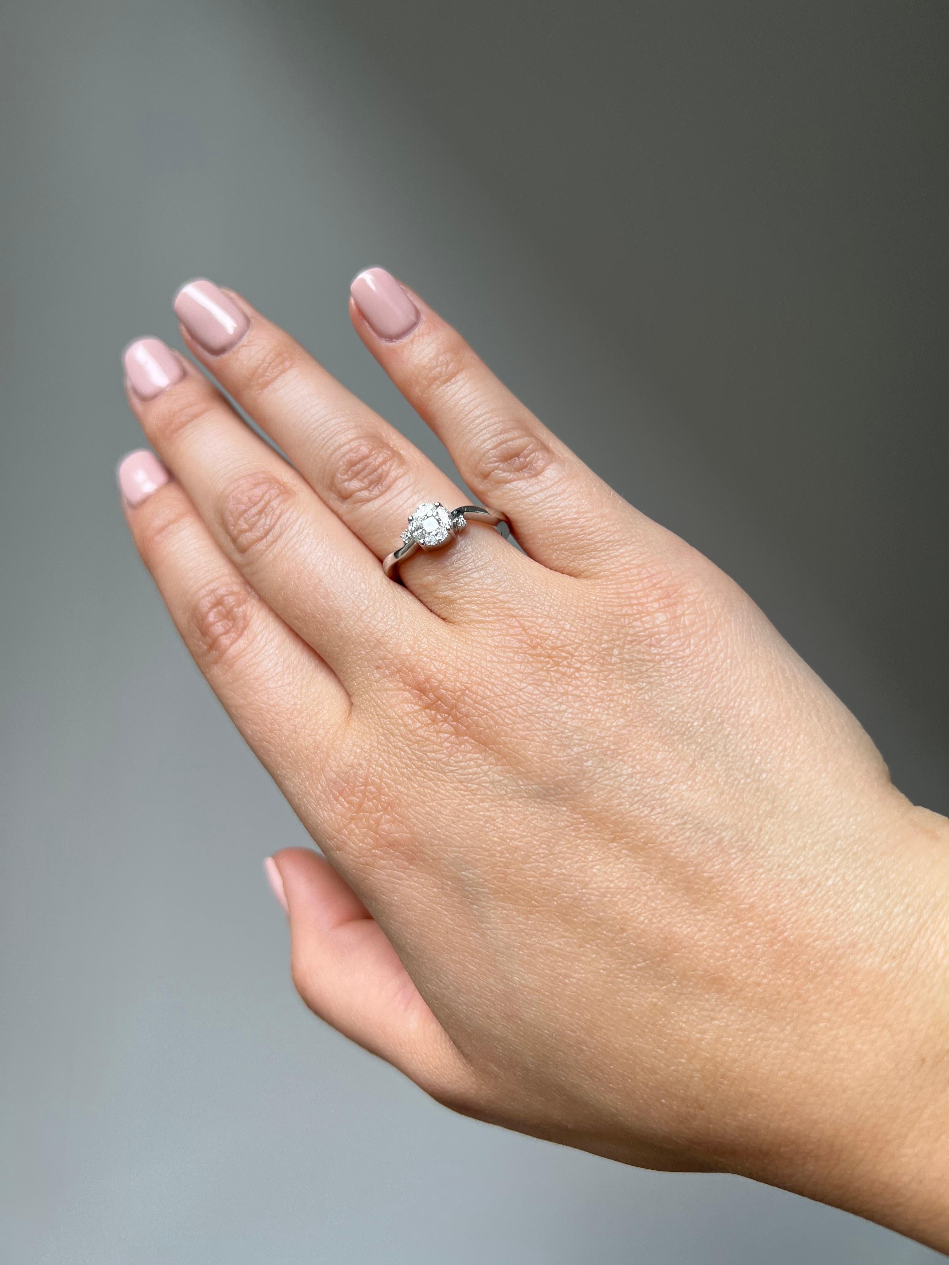 Im Angebot: 18KT Weißgold Marquise Prinzessin ein Cluster seitlich akzentuiert Diamantring () 8