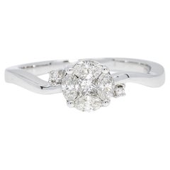 Bague princesse marquise en or blanc 18 carats avec un seul diamant en grappe latérale accentué