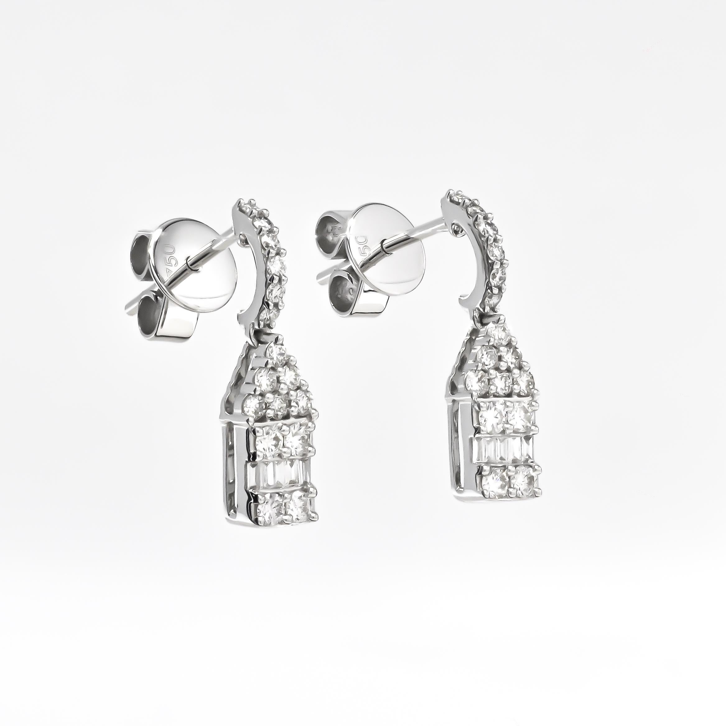 Pendants d'oreilles modernes en or blanc 18 carats avec grappe de diamants géométriques ronds et baguettes  Neuf - En vente à Antwerpen, BE