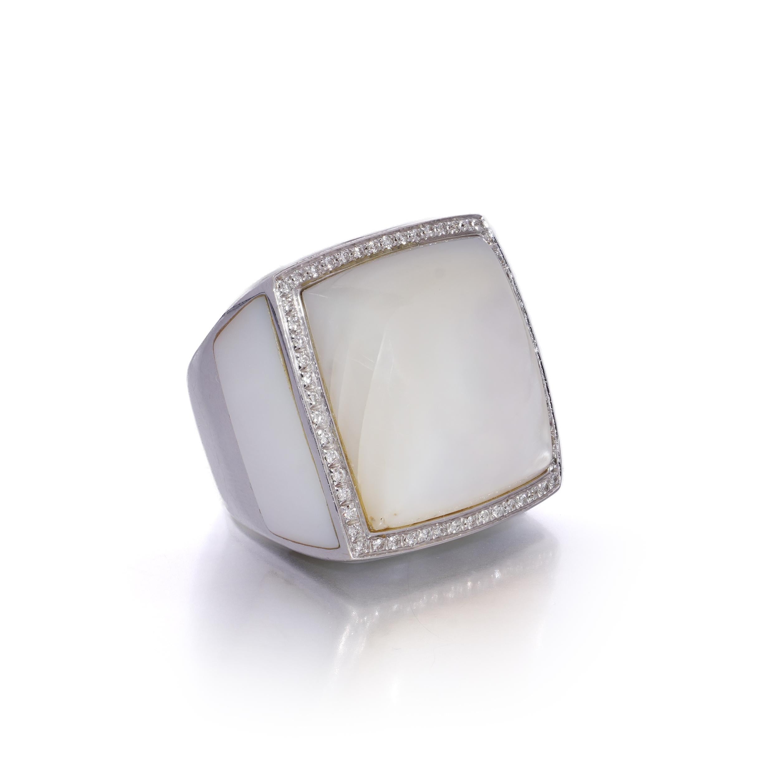 Ein kühner und moderner Cocktailring aus 18-karätigem Weißgold mit einem großen quadratischen Cabochon aus Perlmutt in der Mitte, der etwa 2,2 × 2,2 cm groß ist. Die leuchtende, sanft schillernde Oberfläche wird von einem Kranz aus 60 runden