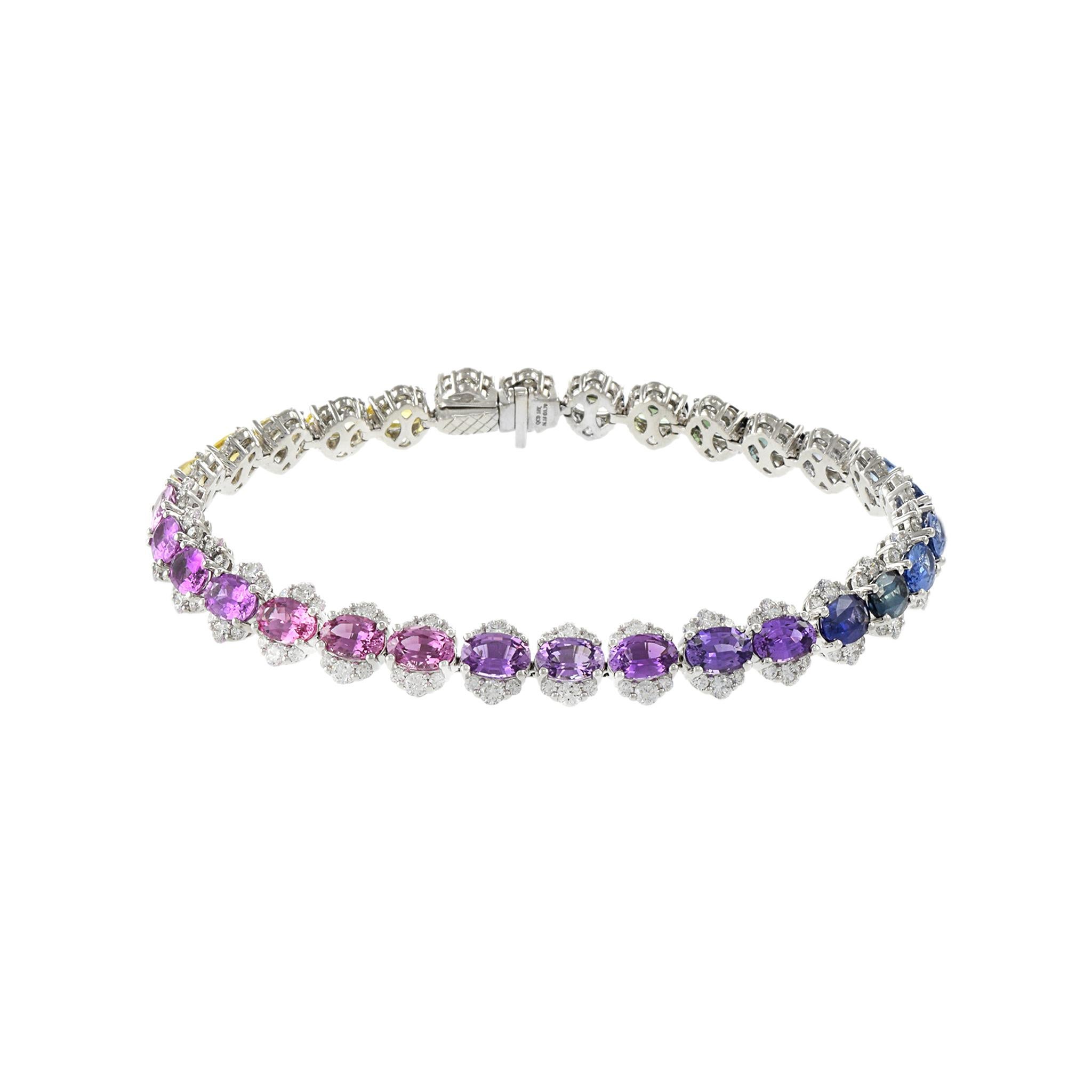 Date un capricho de lujo con esta exquisita pulsera de oro blanco de 18 quilates, adornada con unos impresionantes 16,18 TQT de zafiros naturales multicolores sin calentar de talla ovalada y 3,70 TQT de diamantes de talla redonda F-VS. Cada piedra