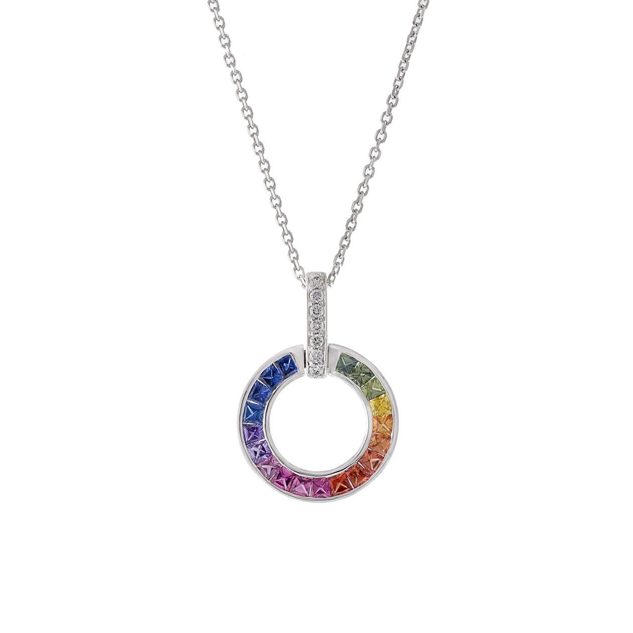 Questa collana a cerchio in oro bianco 18KT è un gioiello vibrante ed elegante, con un totale di 2,80 carati di zaffiri multicolore taglio principessa. Gli zaffiri offrono una splendida gamma di colori, creando un effetto accattivante. Il pendente è