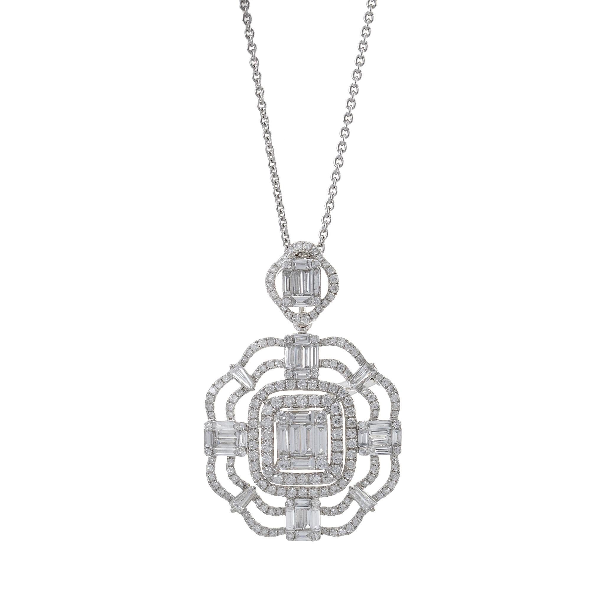 Eleganza con questa collana in oro bianco 18 carati con diamanti multitagliati, che mostra un'abbagliante serie di diamanti per un totale di 2,66ct-tw. La combinazione di diamanti G-VS a baguette e a taglio rotondo crea un design sorprendente e