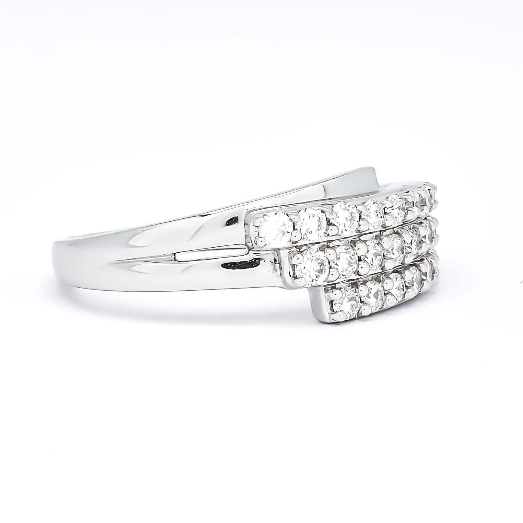 Taille ronde Diamants naturels en or blanc 18KT Multi Row  Bague empilable mode et élégante en vente