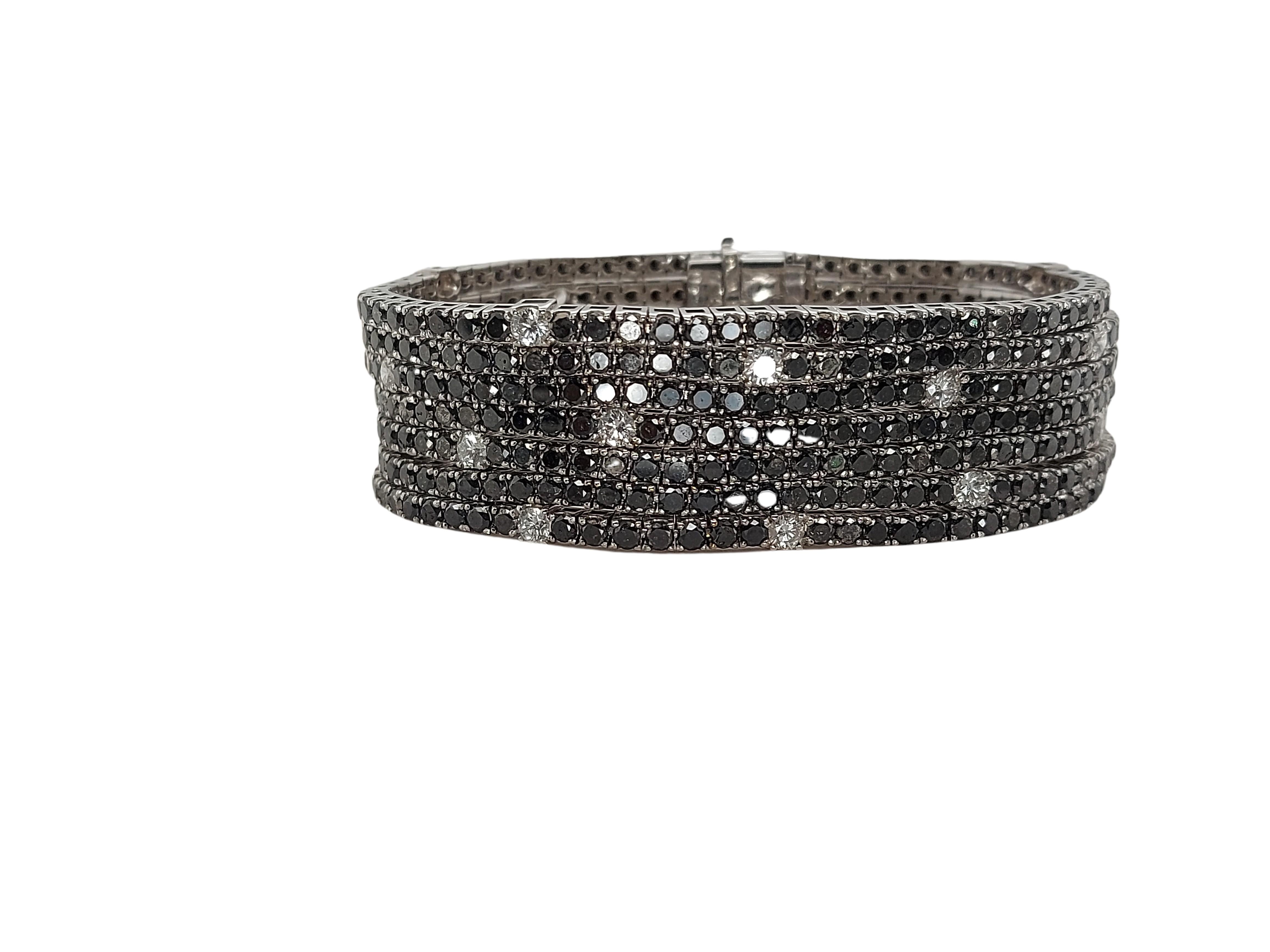 18kt White Gold Multi Row Tennis Bracelet with 31.62ct Black & 2.55 Ct Diamonds In New Condition For Sale In Antwerp, BE