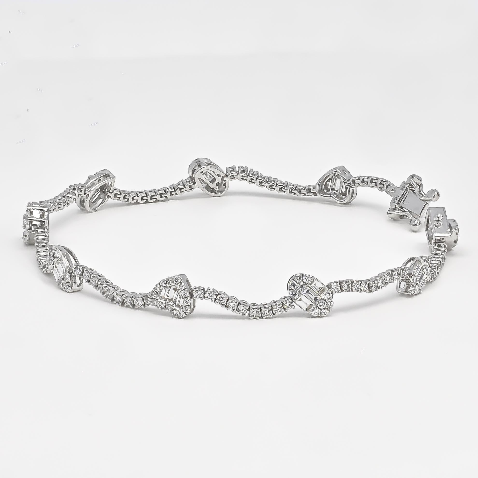 Vraiment magnifique. D'exquises grappes de diamants en forme de baguettes coniques et de ronds sont reliées entre elles par une seule rangée pour former ce bracelet tennis d'une élégance inoubliable.

Faites de l'éclat une priorité avec ce bracelet