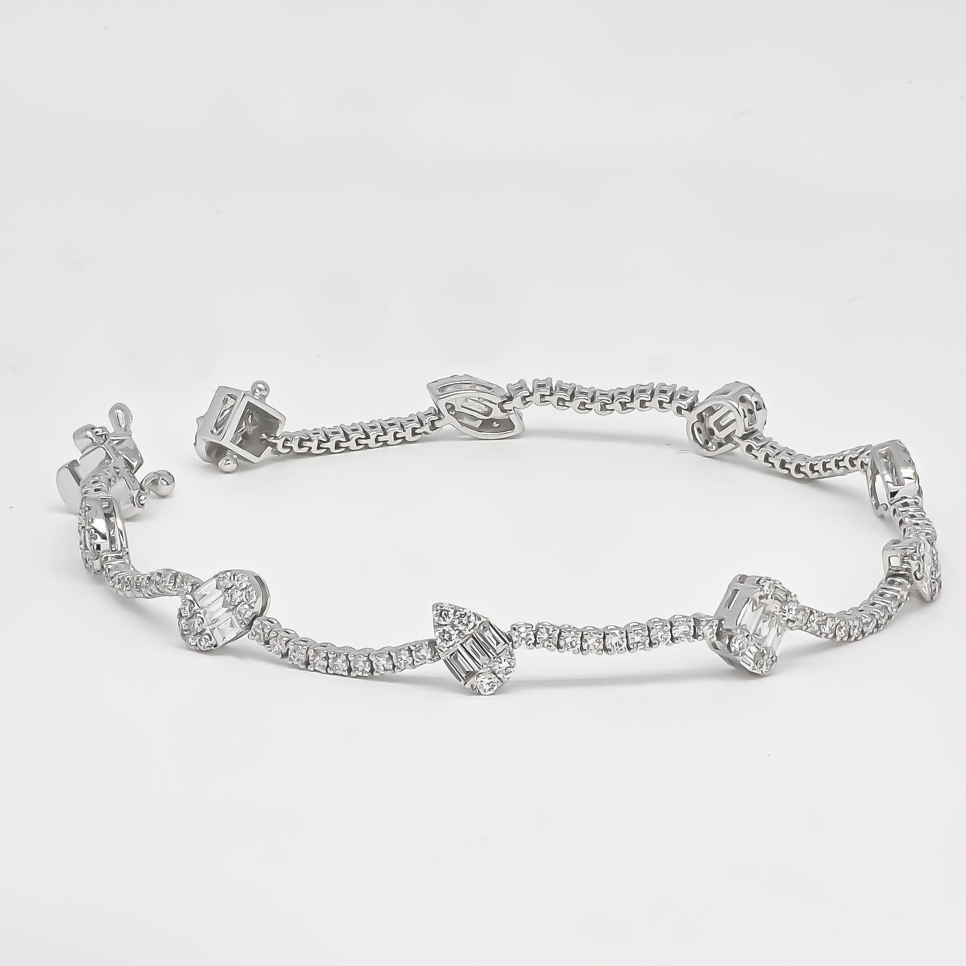 Moderne Bracelet tennis en or blanc 18 carats avec diamants baguettes et ronds effilés de différentes formes en vente