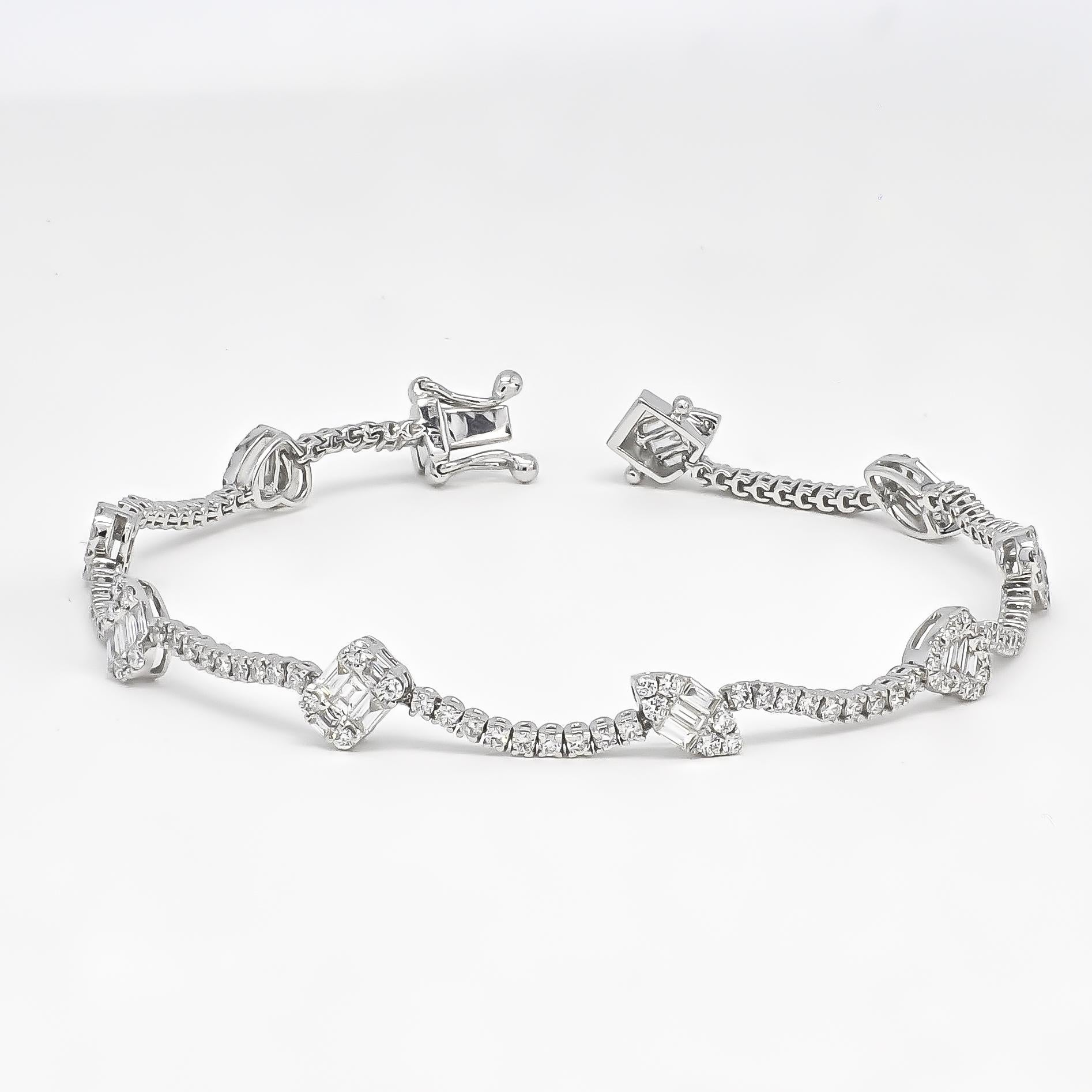 Bracelet tennis en or blanc 18 carats avec diamants baguettes et ronds effilés de différentes formes Pour femmes en vente